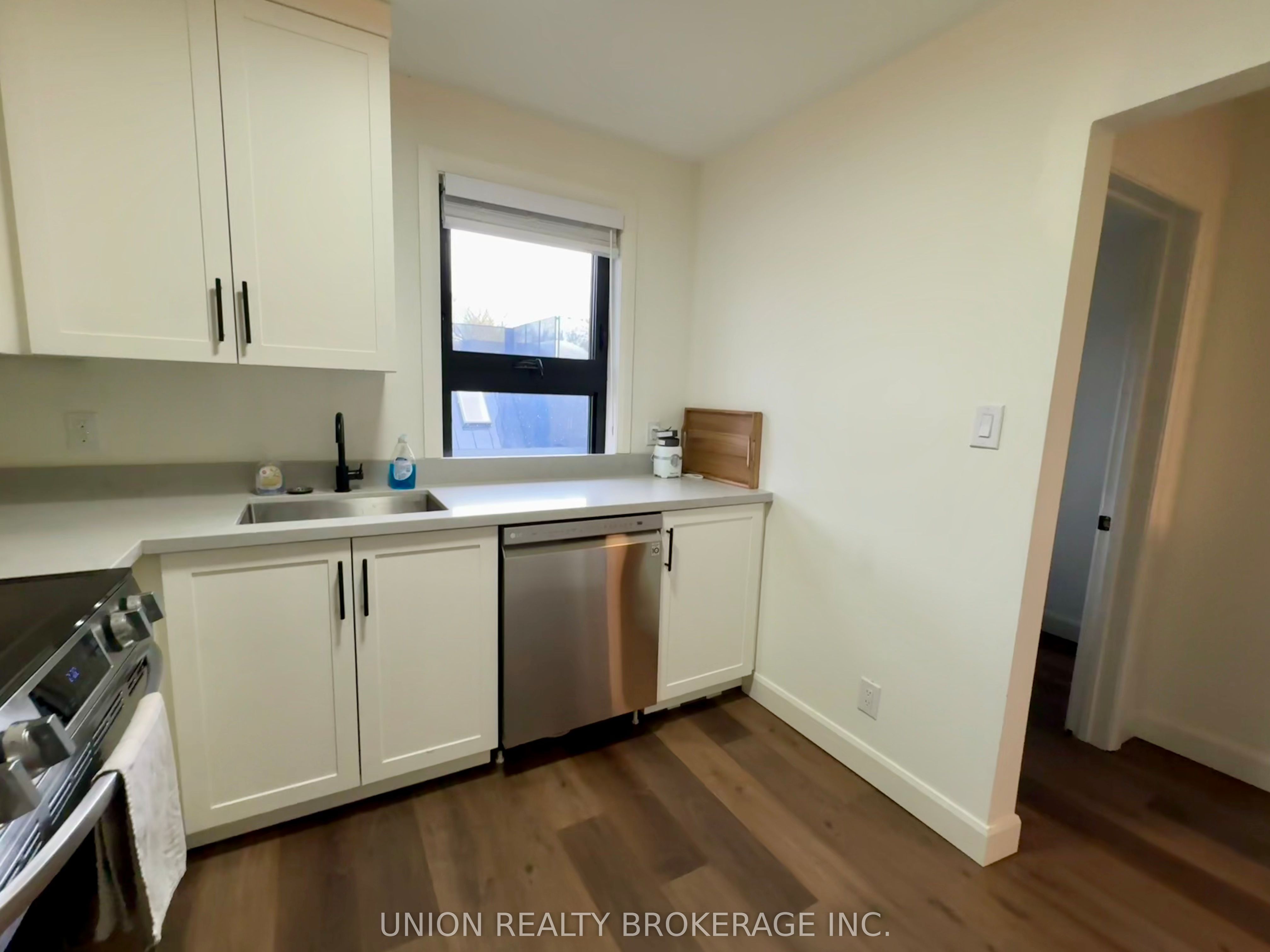 2137 Gerrard Street E Upper, Toronto, ON M4E 2C1 photo 3