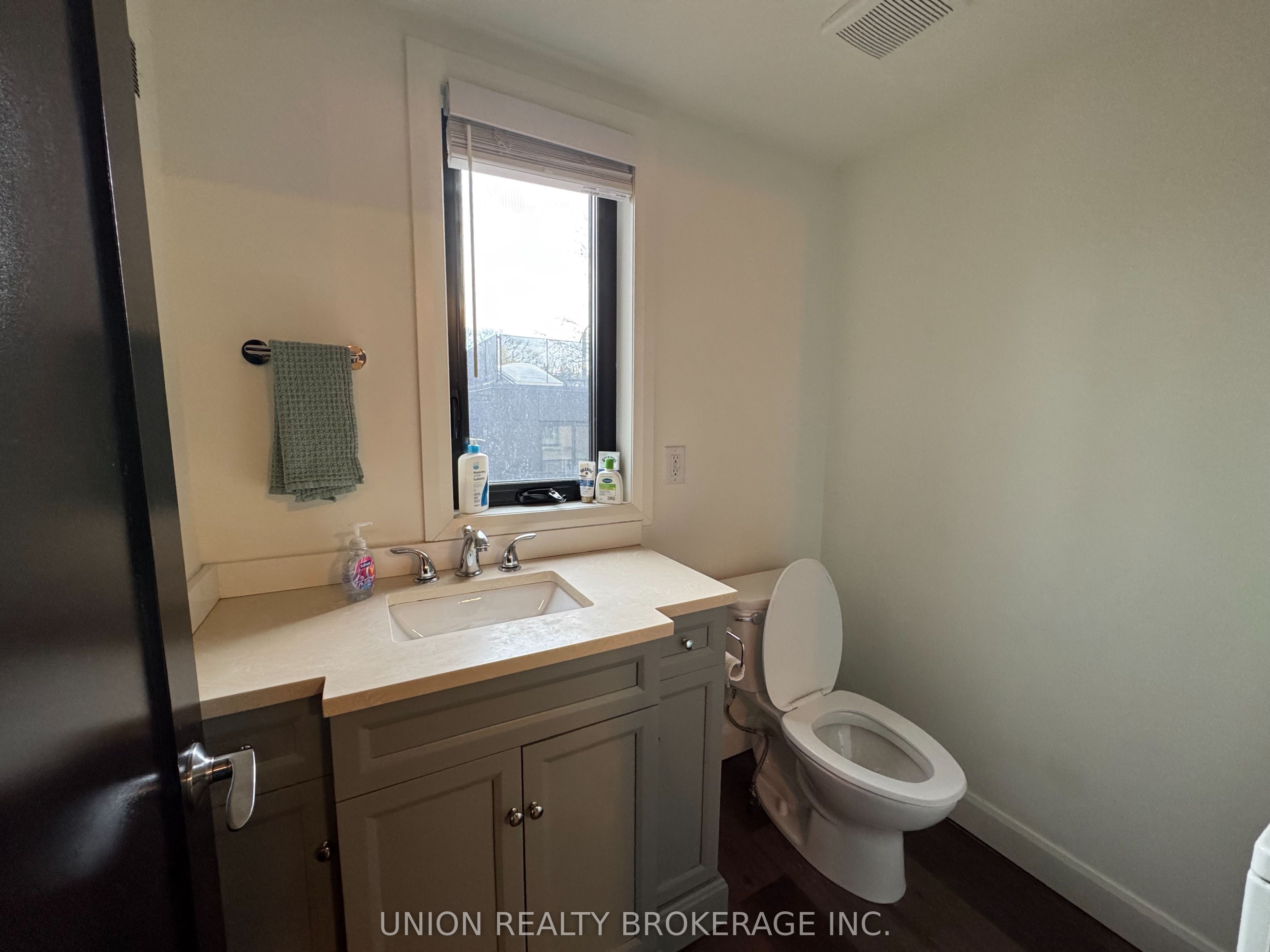 2137 Gerrard Street E Upper, Toronto, ON M4E 2C1 photo 4