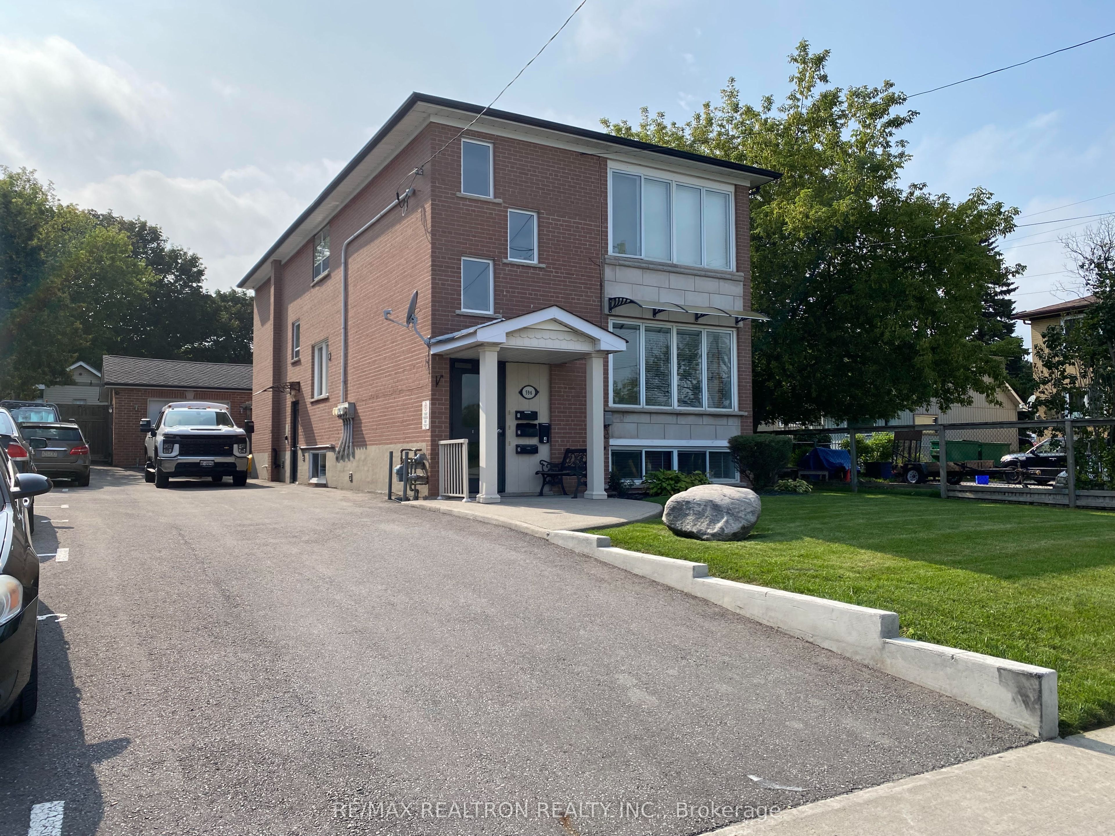 596 Farewell Street Bsmt, Oshawa, ON L1H 6N1 photo 2