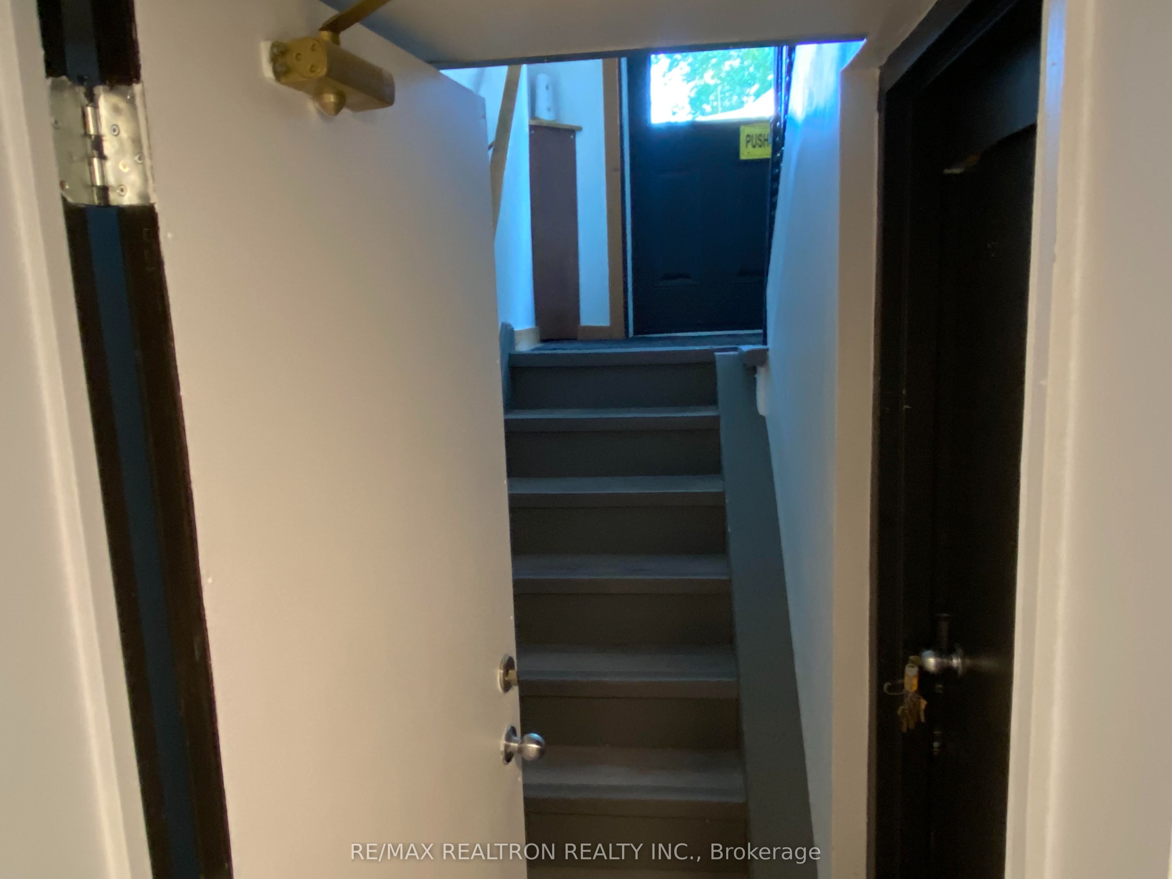 596 Farewell Street Bsmt, Oshawa, ON L1H 6N1 photo 4