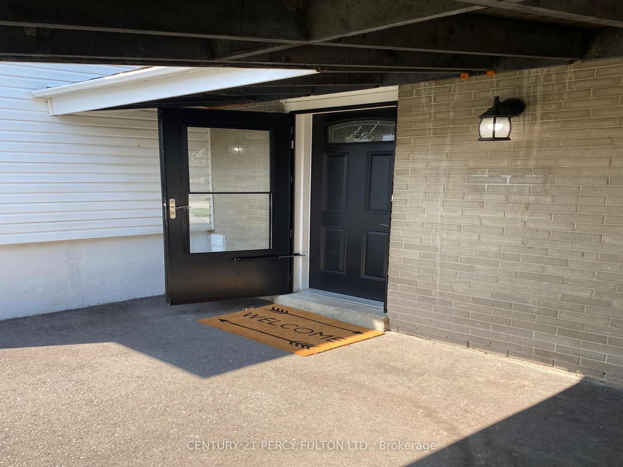 876 Antonio Street, Pickering, ON L1W 1T3 photo 2