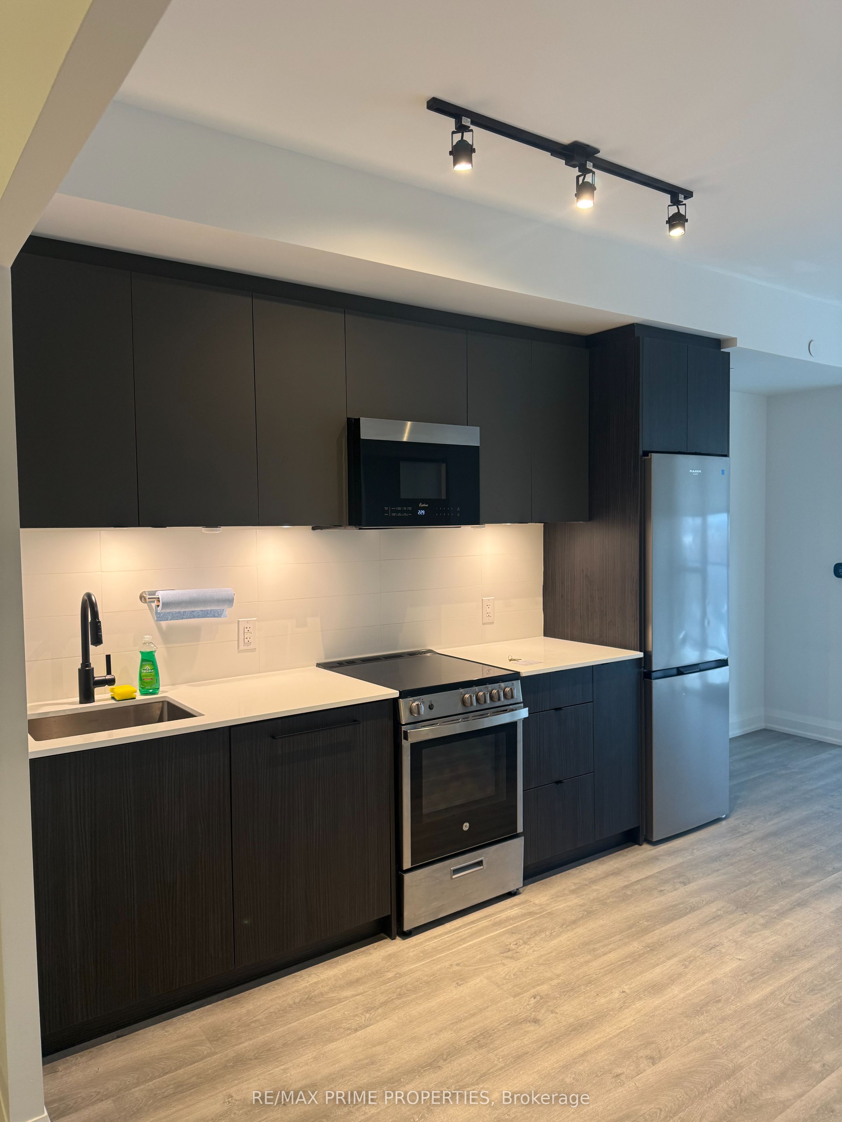 2369 Danforth Avenue 807, Toronto, ON M4C 0B1 photo 2
