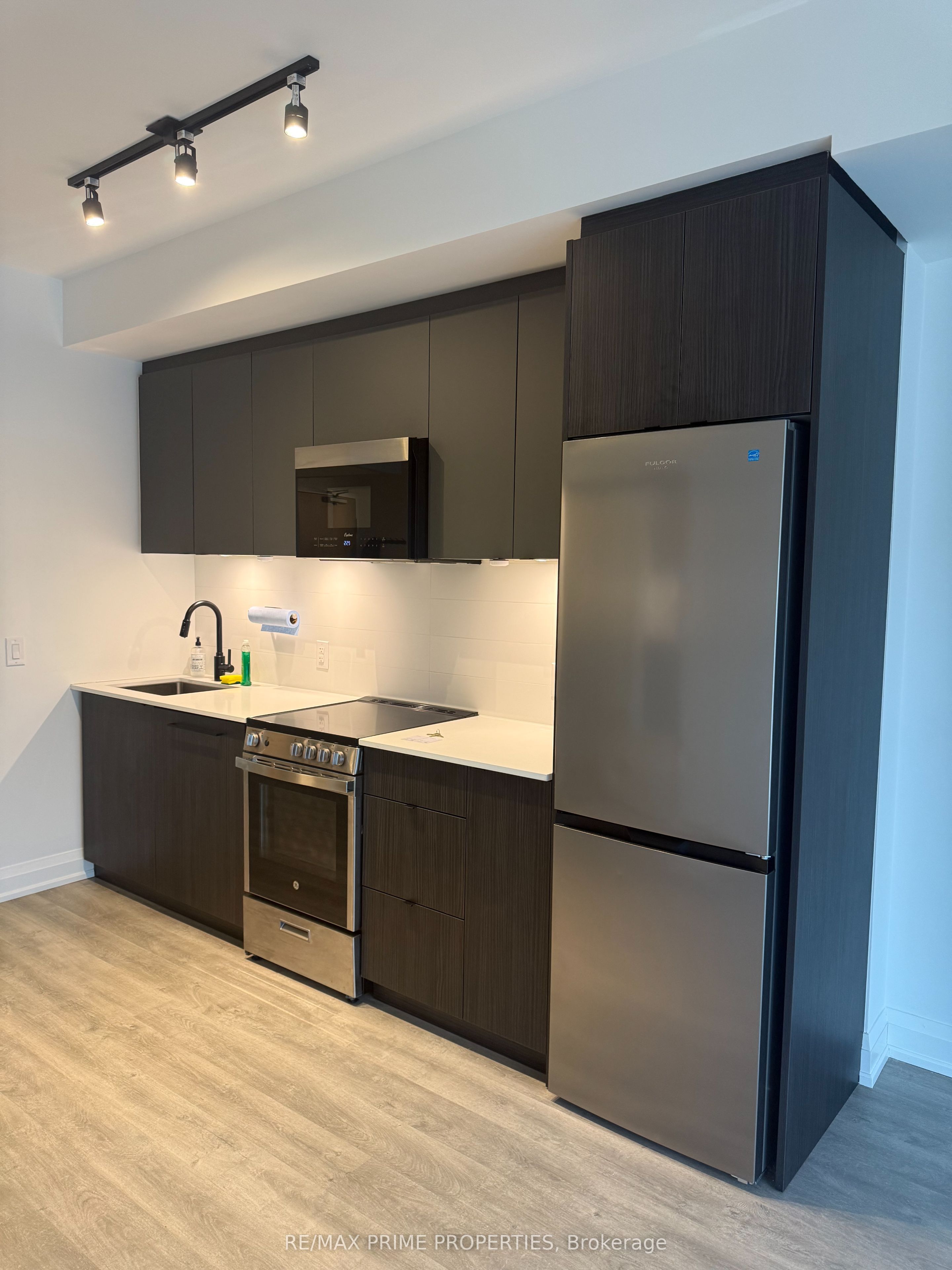 2369 Danforth Avenue 807, Toronto, ON M4C 0B1 photo 3