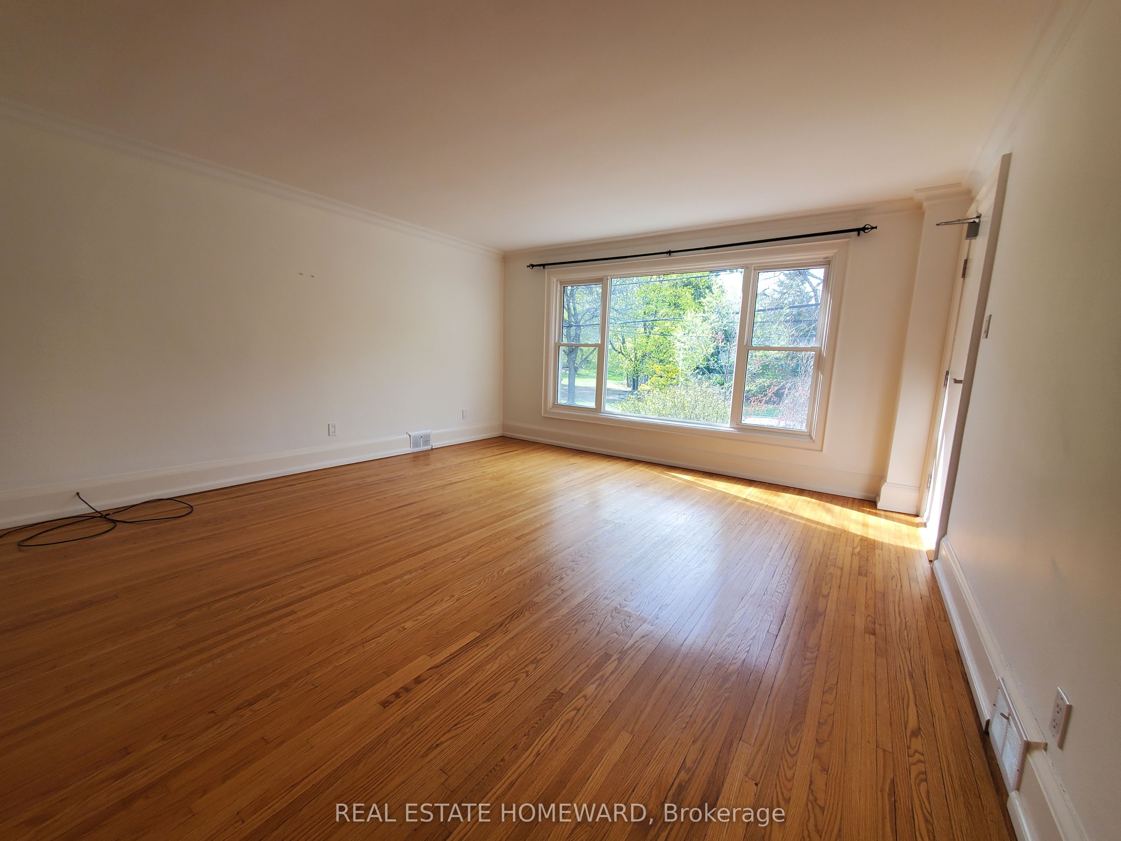 21 Love Crescent Main Floor, Toronto, ON M4E 1V6 photo 5