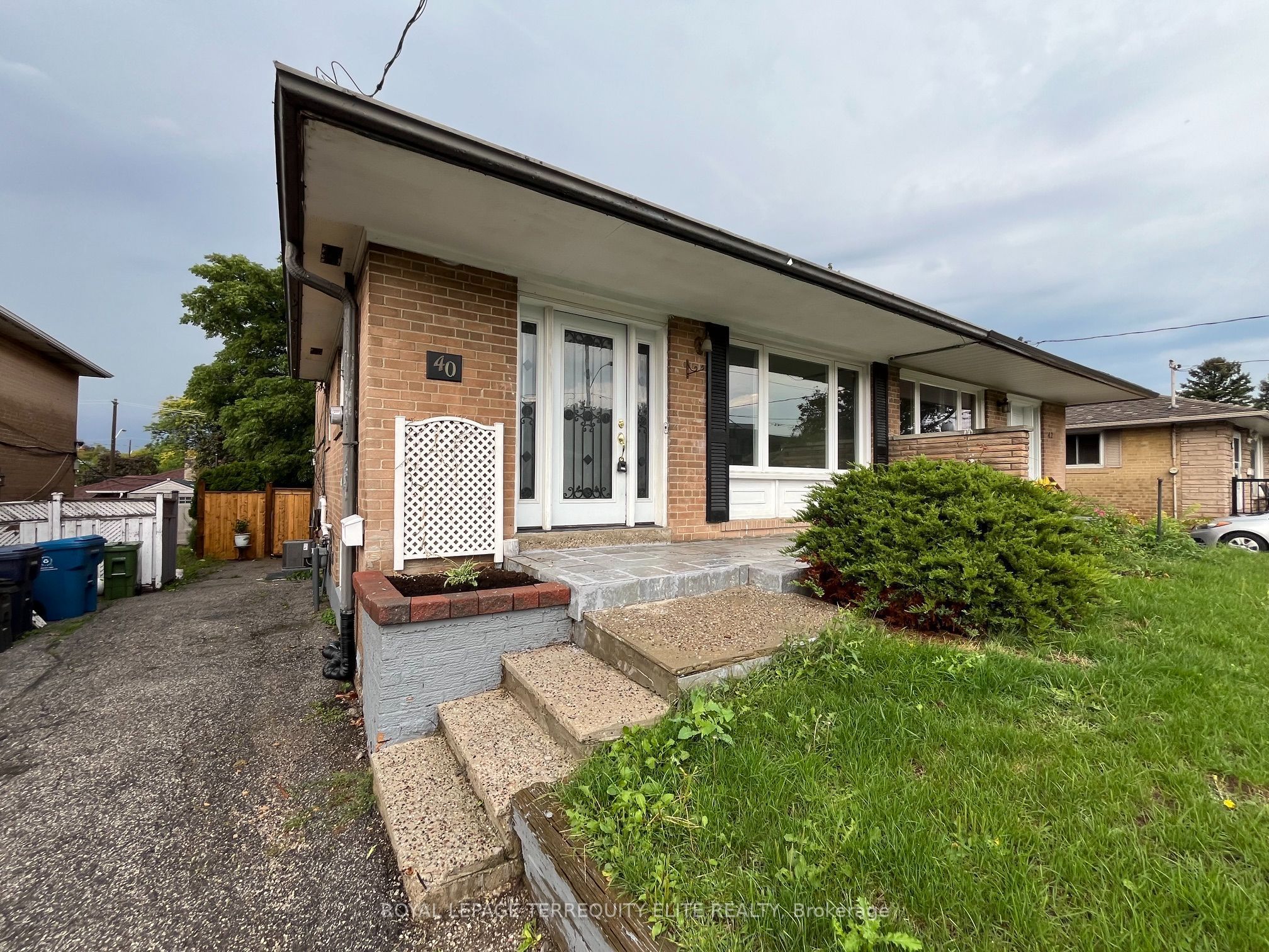 40 Pender Crescent Lwr, Toronto, ON M1T 2M7