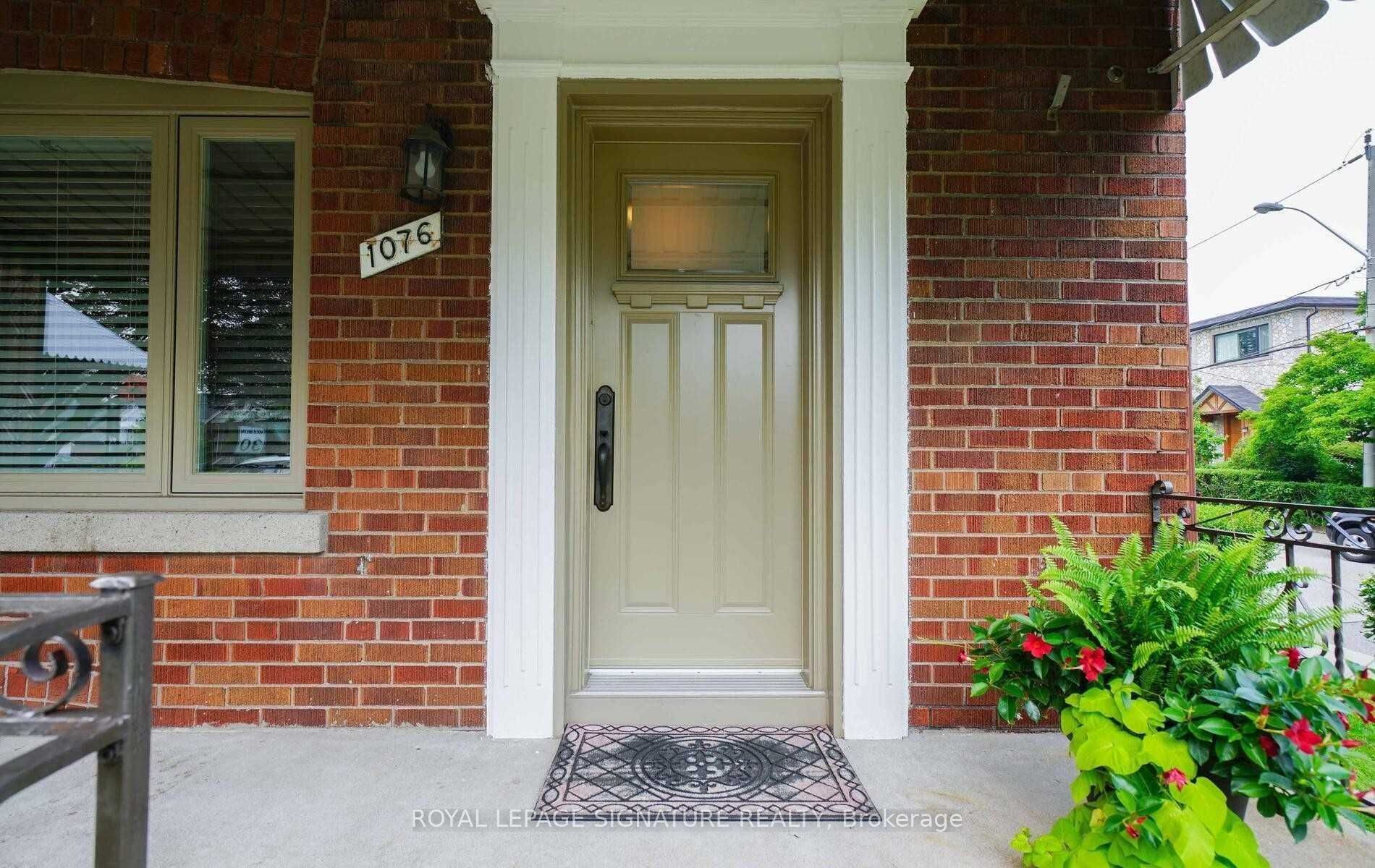 1076 Greenwood Avenue, Toronto, ON M4J 4E3 photo 2
