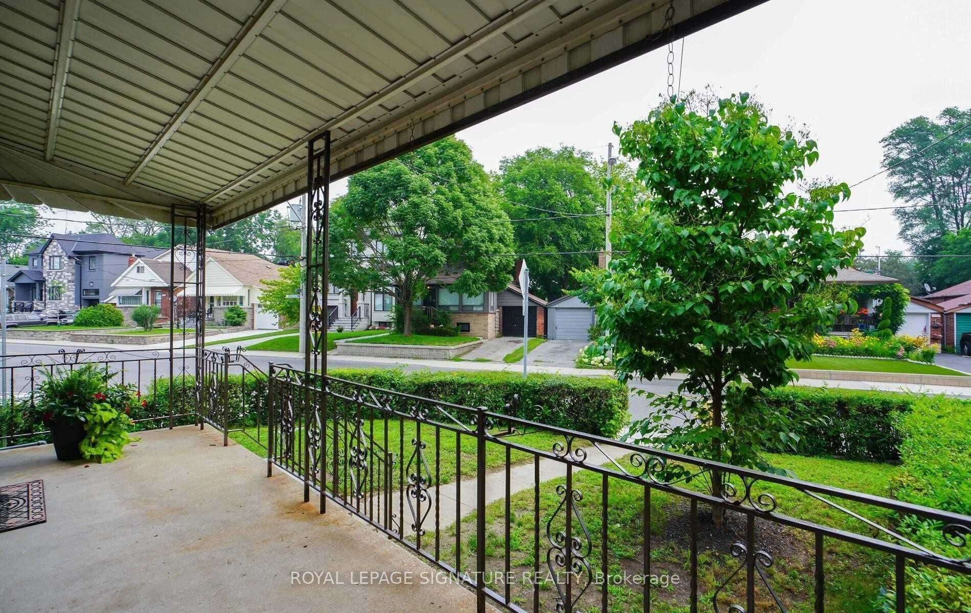 1076 Greenwood Avenue, Toronto, ON M4J 4E3 photo 3