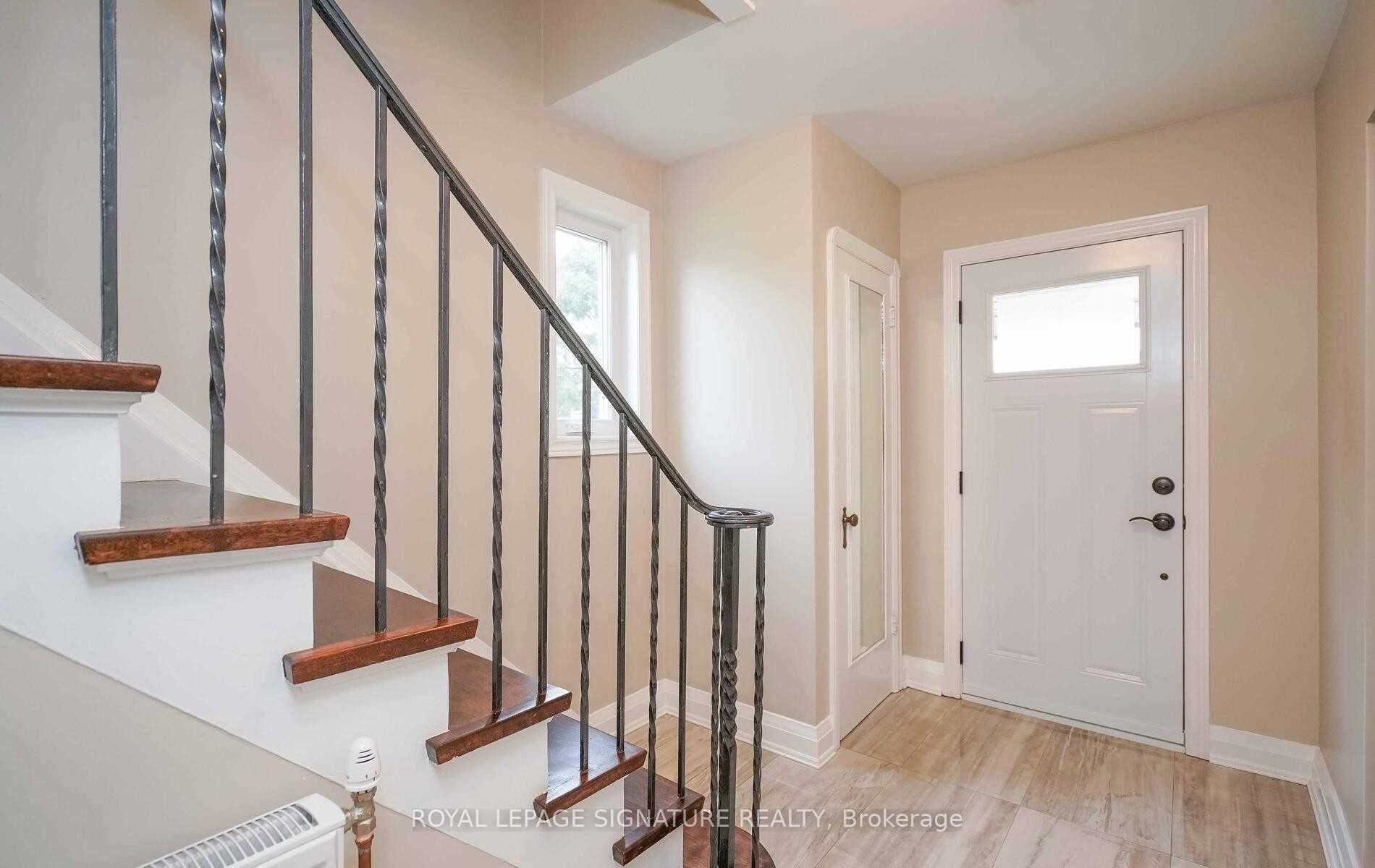 1076 Greenwood Avenue, Toronto, ON M4J 4E3 photo 4