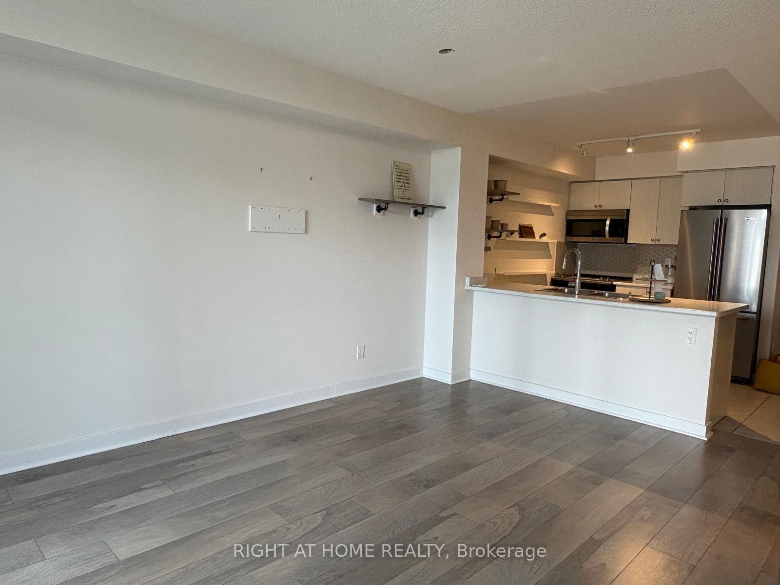 8 Trent Avenue 302, Toronto, ON M6A 0C6 photo 5