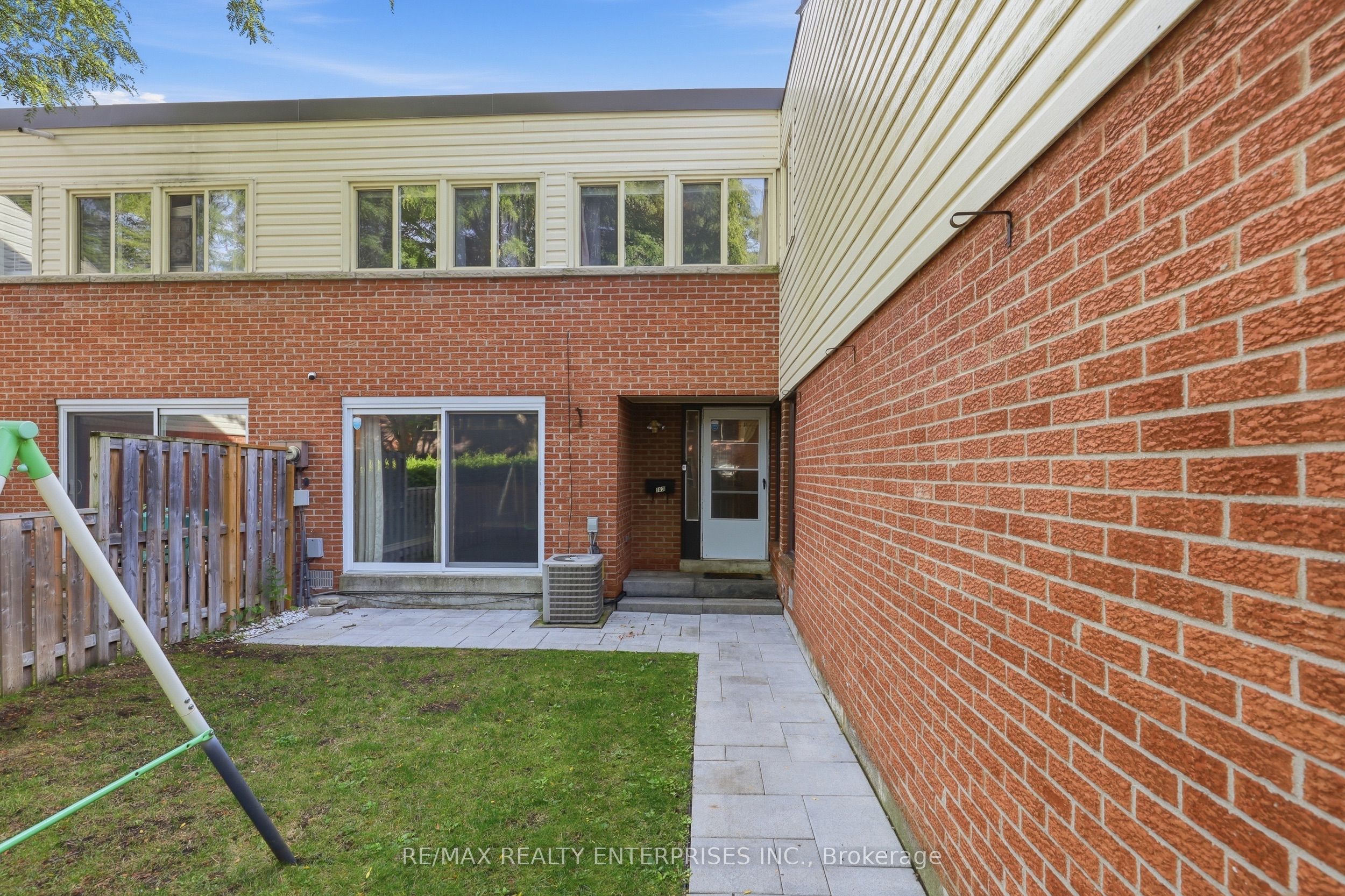 155 Glovers Road 103, Oshawa, ON L1G 7A4 photo 5