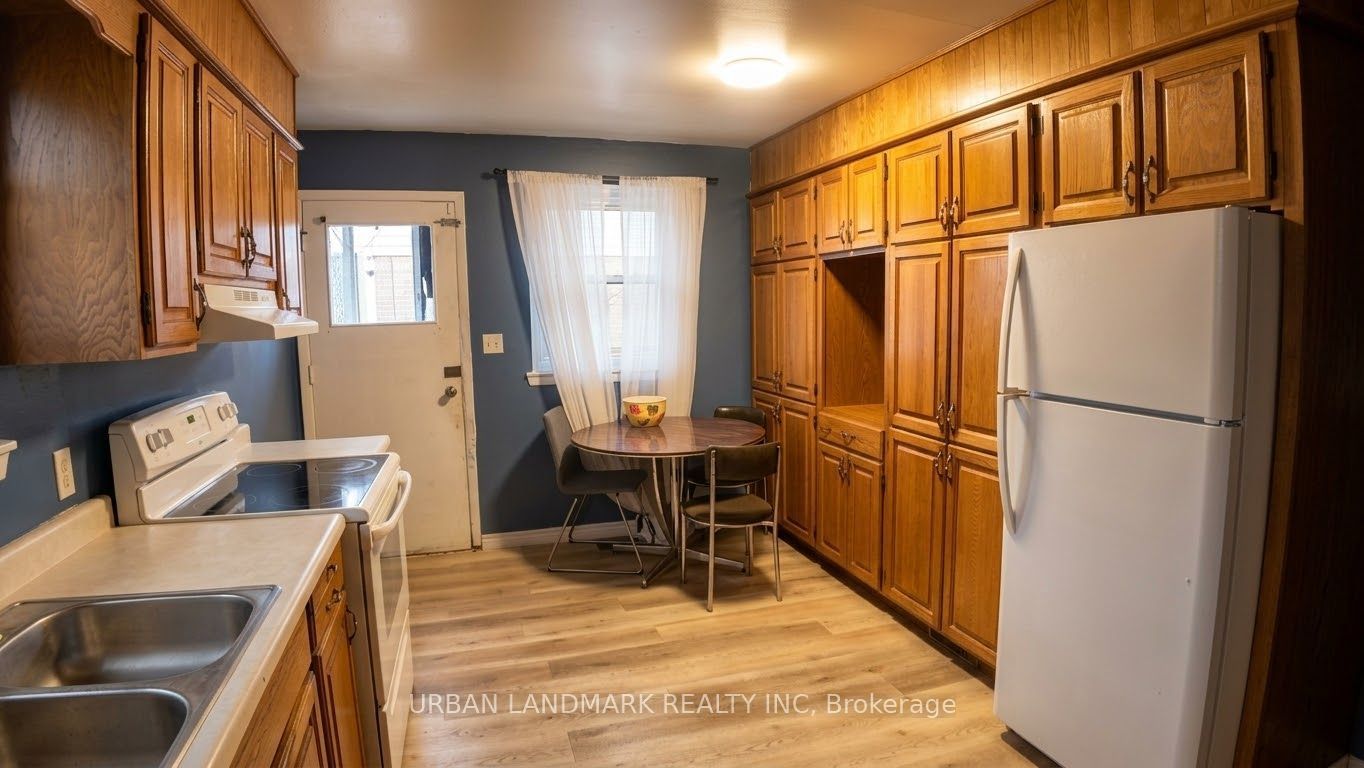 329 Durham Court, Oshawa, ON L1J 1W8 photo 3