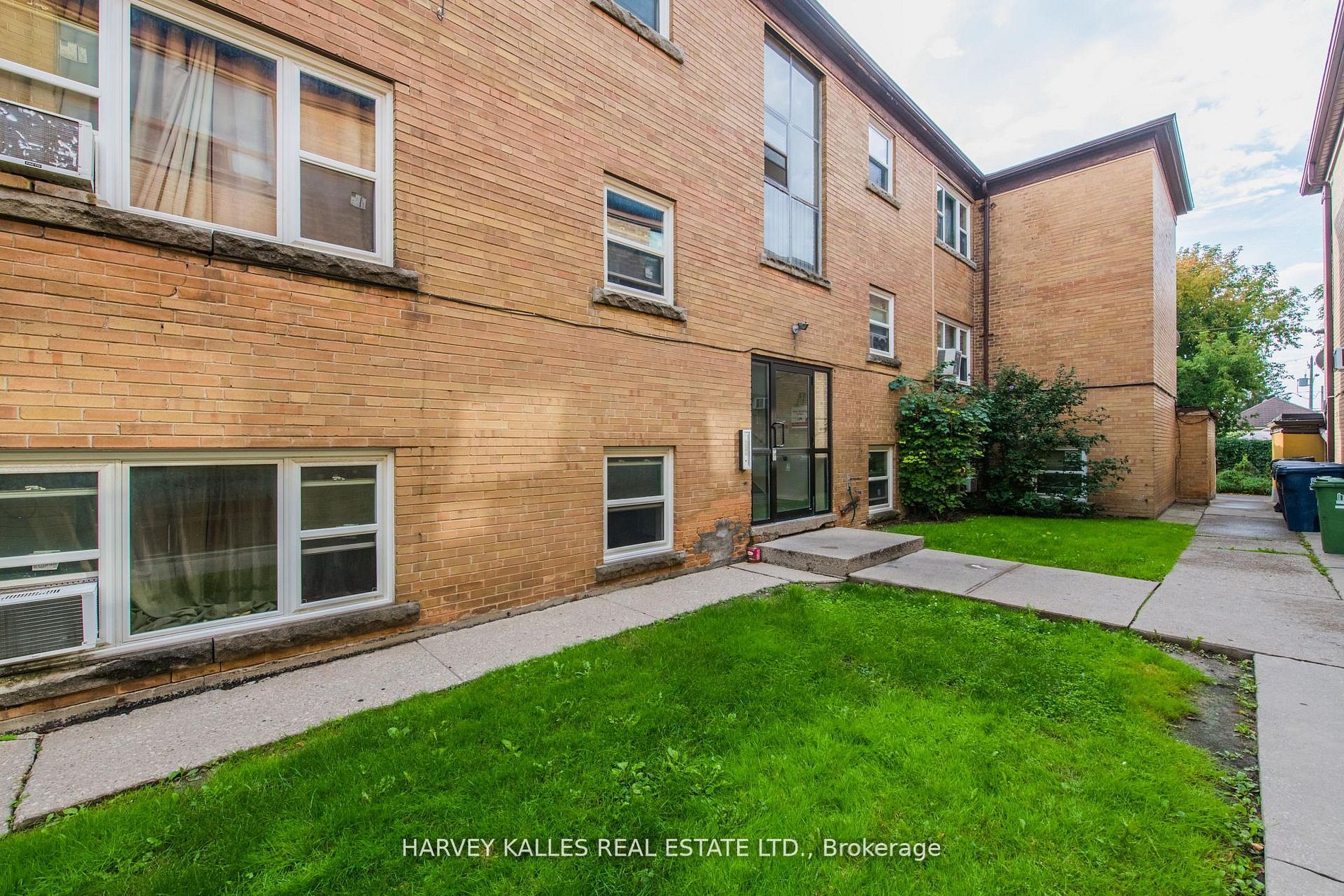 2905 St Clair Avenue E 8, Toronto, ON M4B 1N5 photo 2