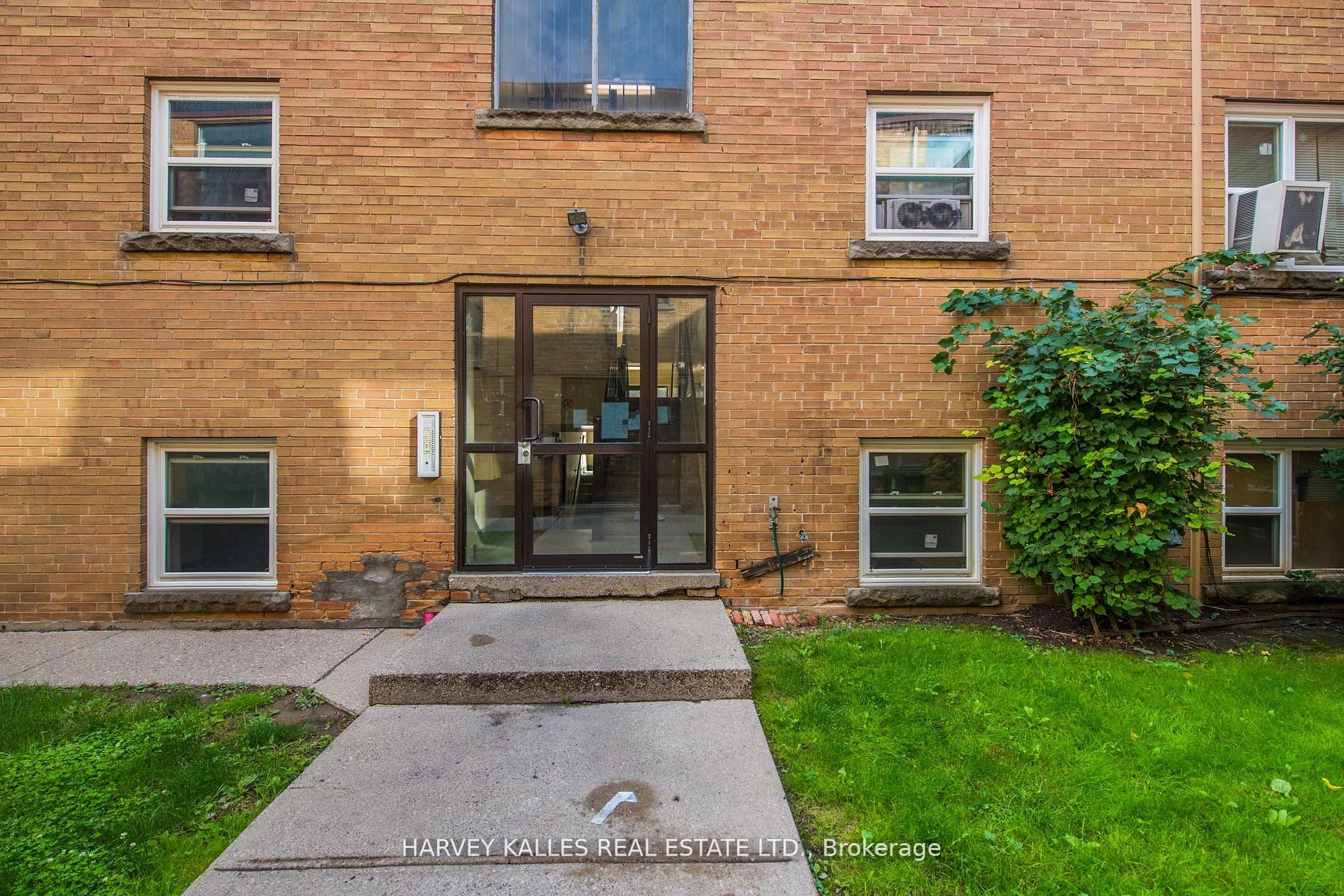 2905 St Clair Avenue E 8, Toronto, ON M4B 1N5 photo 3