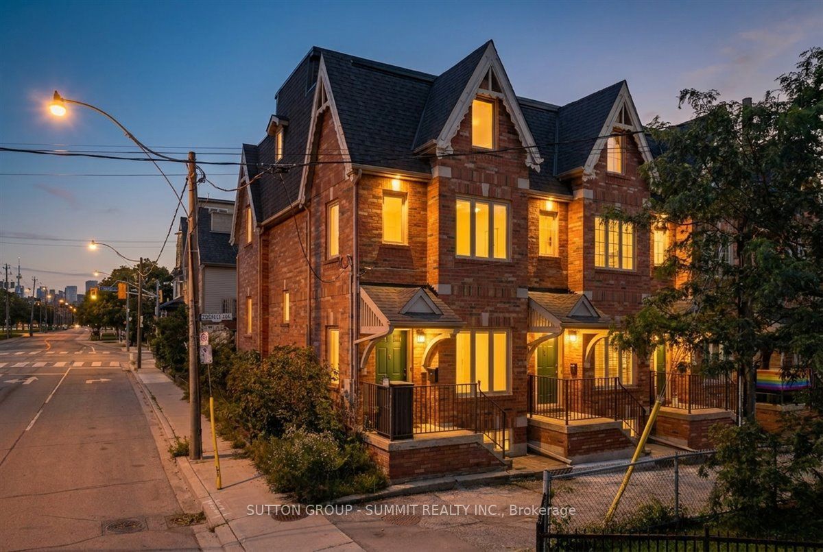 2 Cam Fella Lane, Toronto, ON M4L 3Z5