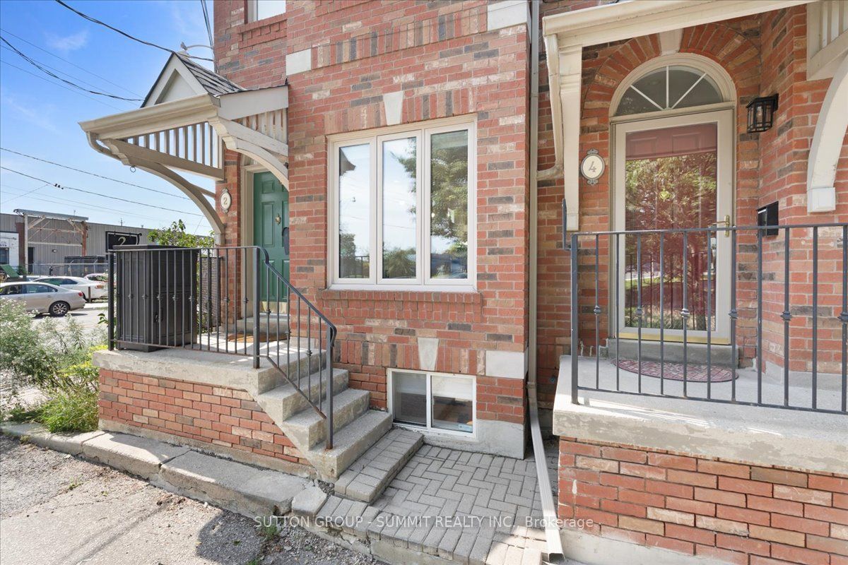 2 Cam Fella Lane, Toronto, ON M4L 3Z5 photo 3