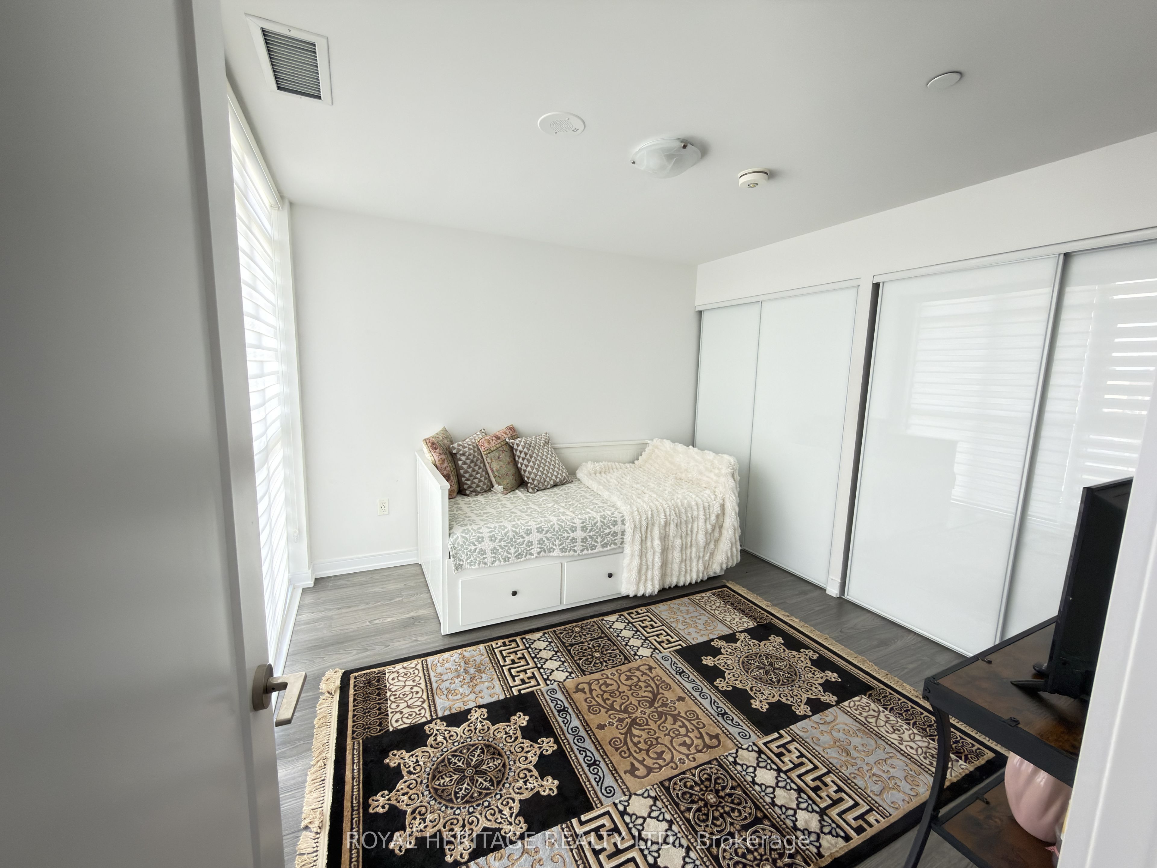 225 Village Green Square E 409, Toronto, ON M1S 0N4 photo 4