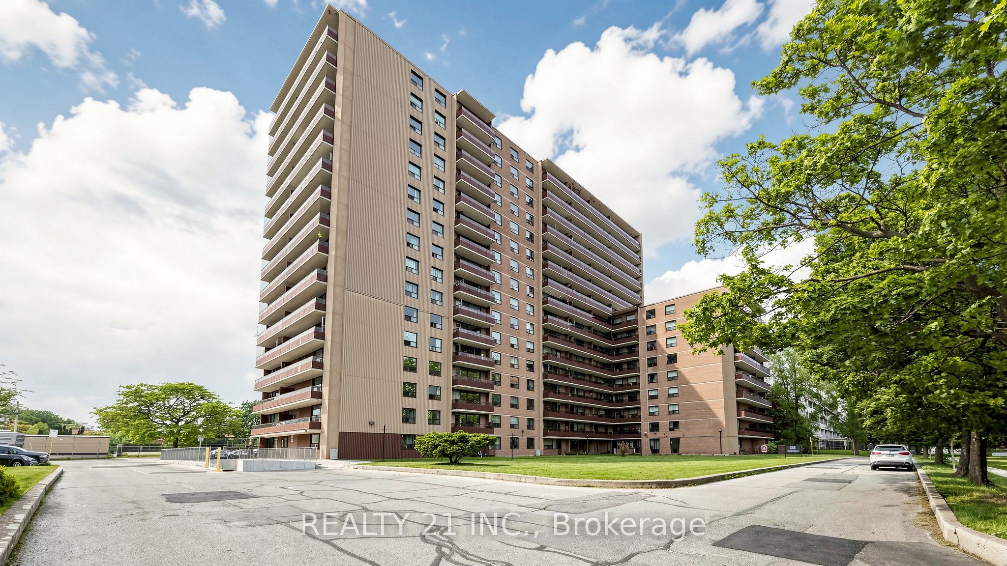 180 Markham Road 819, Toronto, ON M1M 2Z9 photo 2