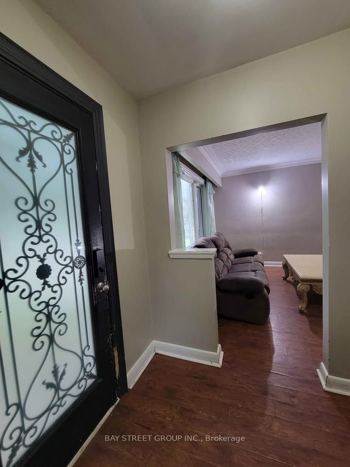 182 Phyllis Avenue, Toronto, ON M1M 1Y8 photo 2