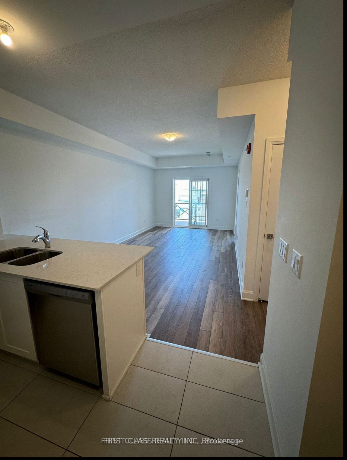 50 lakebreeze Drive S 408, Clarington, ON L1B 0V9 photo 2