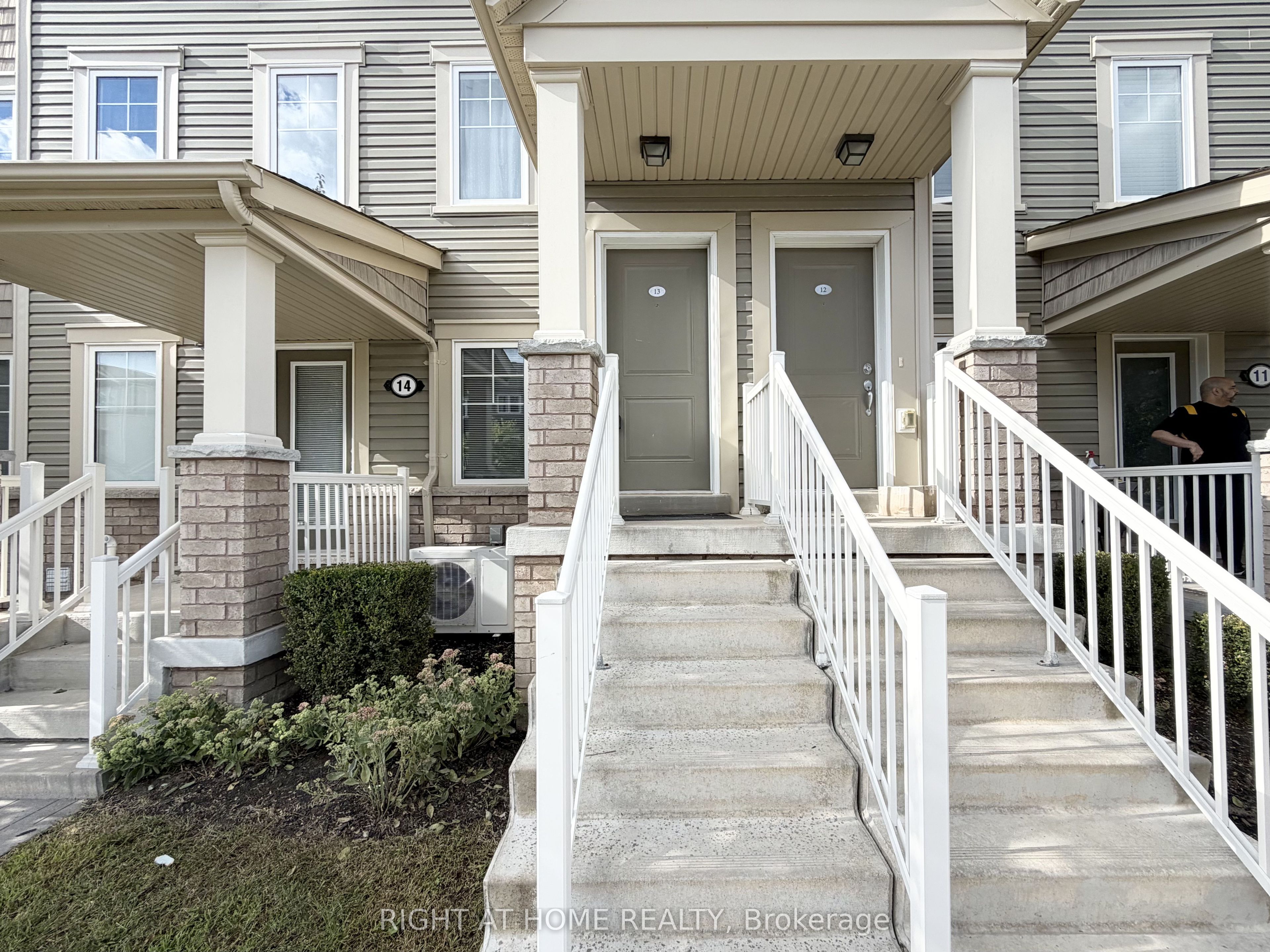 2500 Hill Rise Court 13, Oshawa, ON L1L 0L2