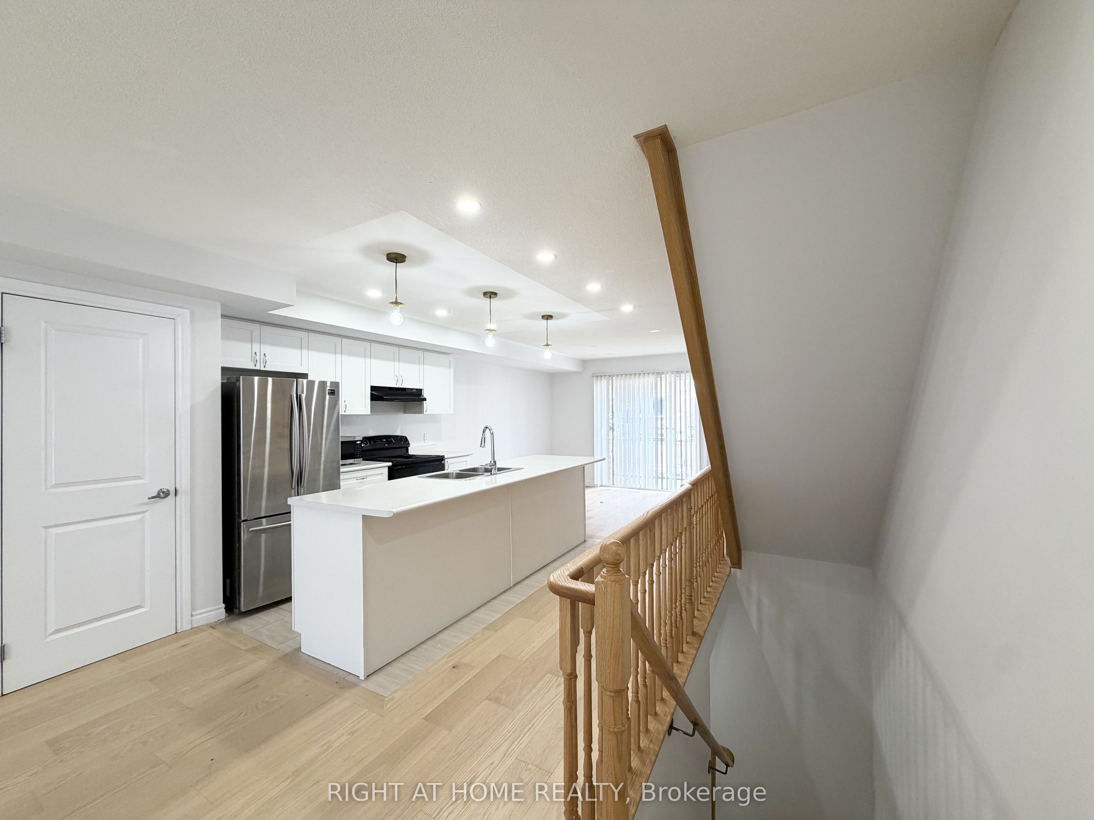 2500 Hill Rise Court 13, Oshawa, ON L1L 0L2 photo 2
