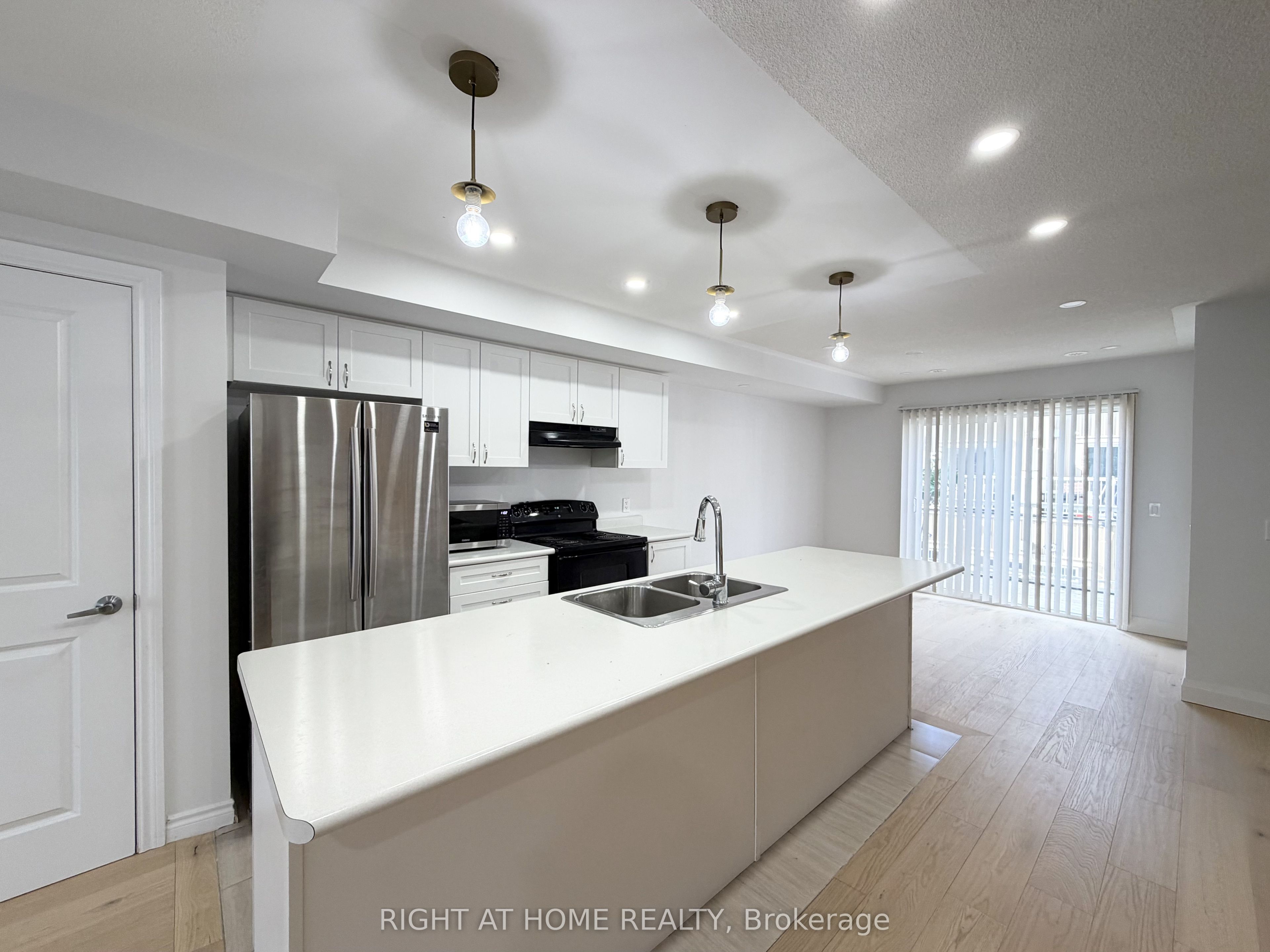 2500 Hill Rise Court 13, Oshawa, ON L1L 0L2 photo 3