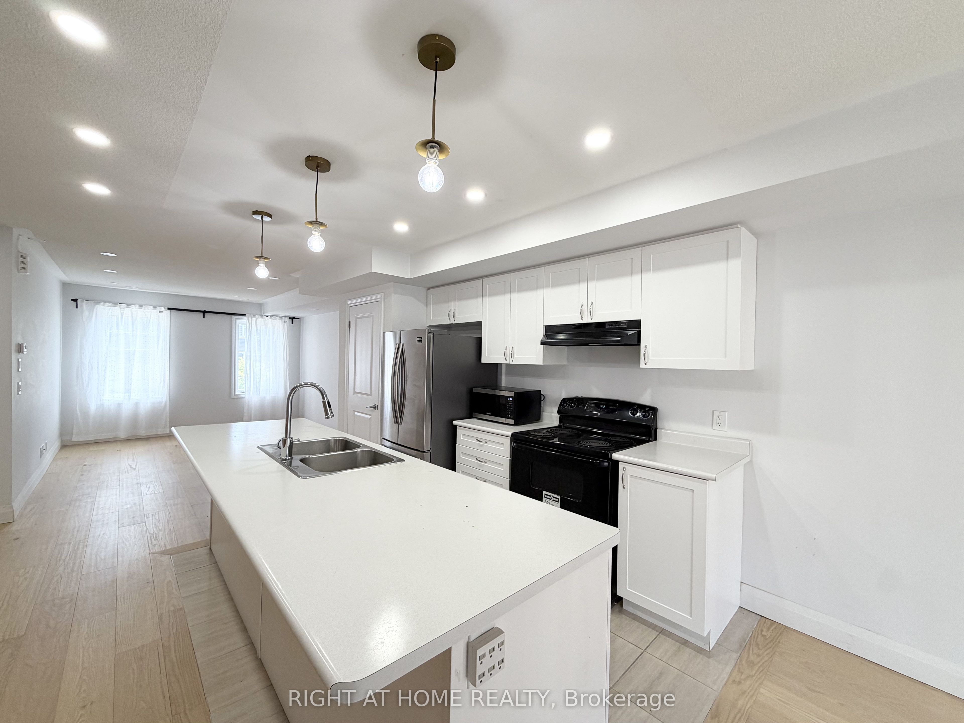 2500 Hill Rise Court 13, Oshawa, ON L1L 0L2 photo 4