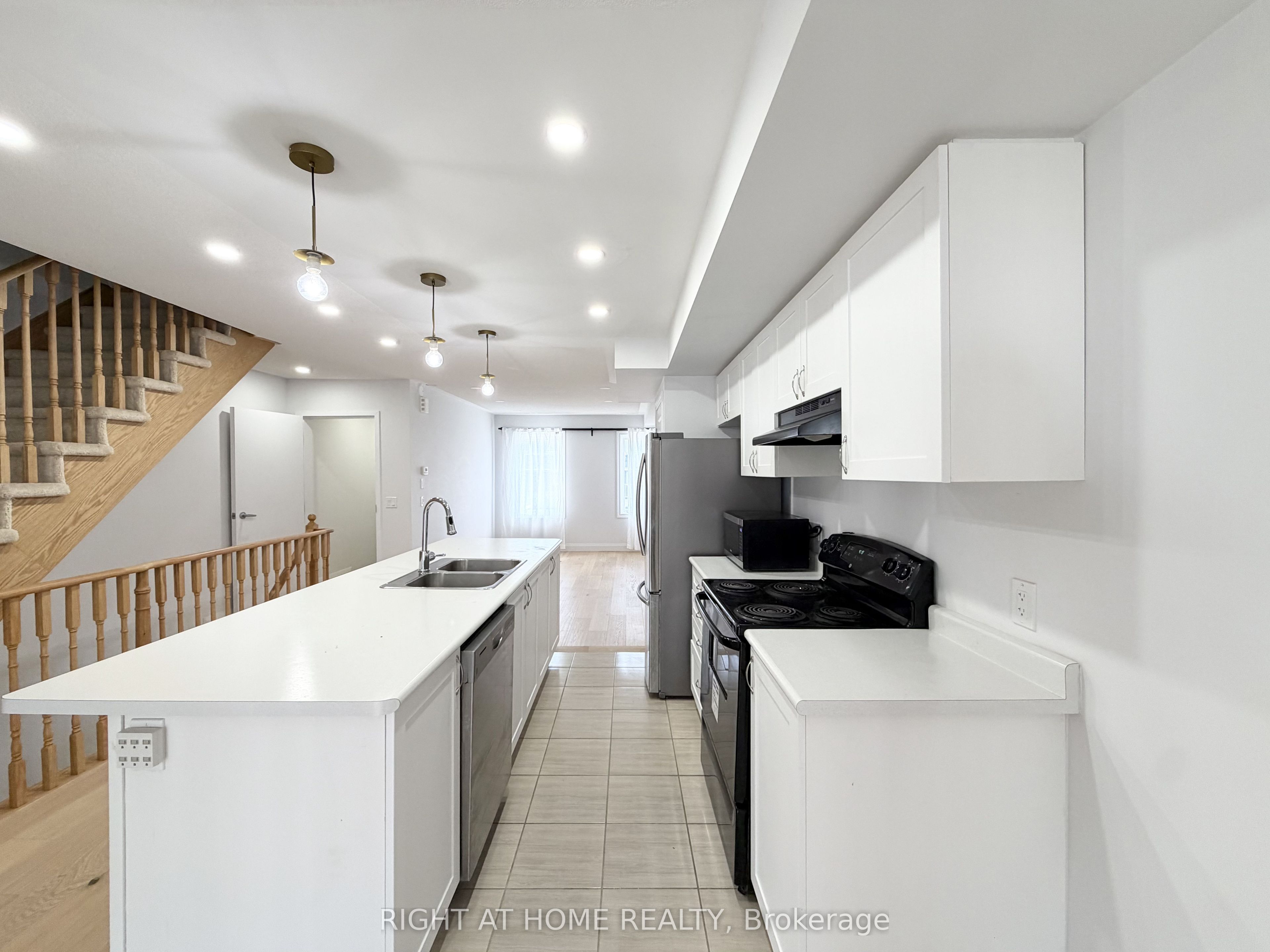 2500 Hill Rise Court 13, Oshawa, ON L1L 0L2 photo 5