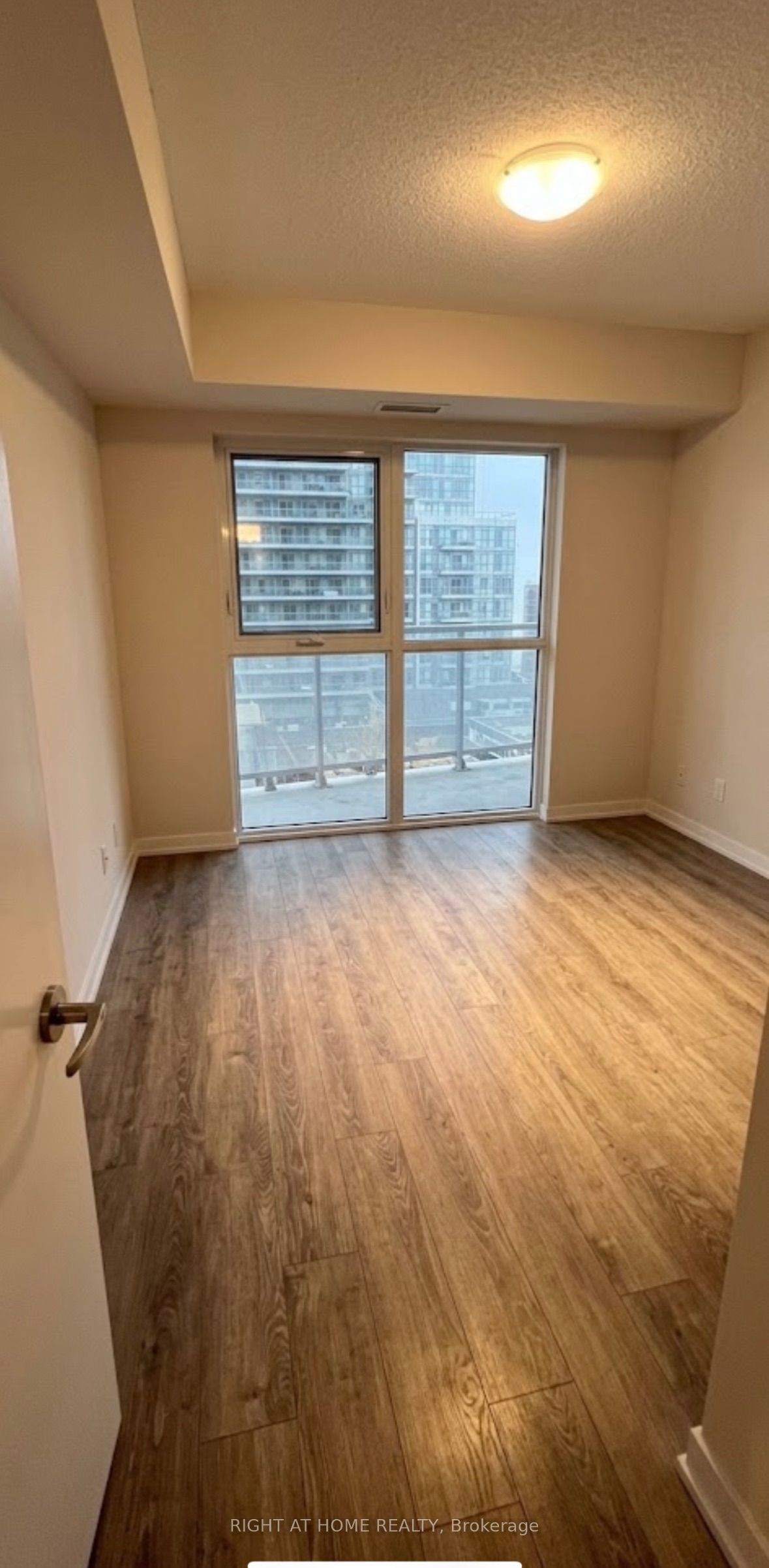 2152 Lawrence Avenue E 910, Toronto, ON M1R 0B5 photo 3