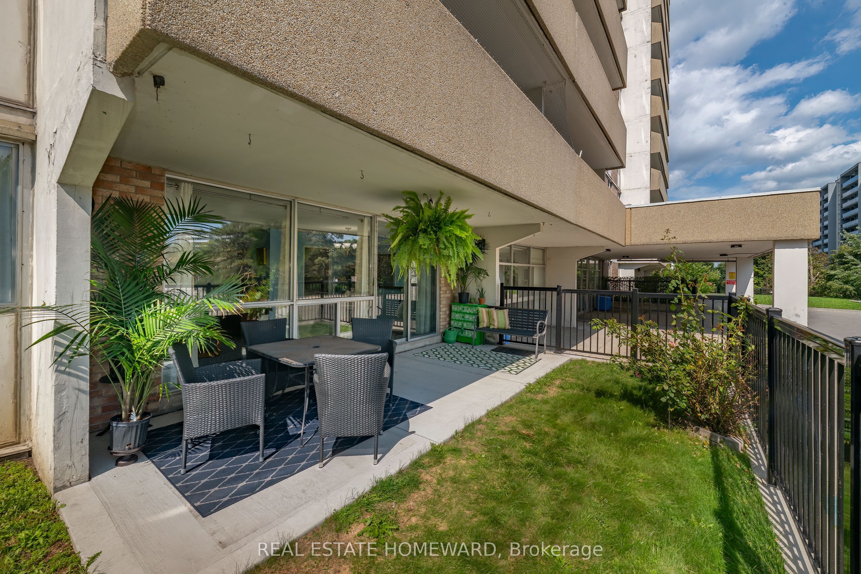 120 Dundalk Drive 105, Toronto, ON M1P 4V9 photo 2