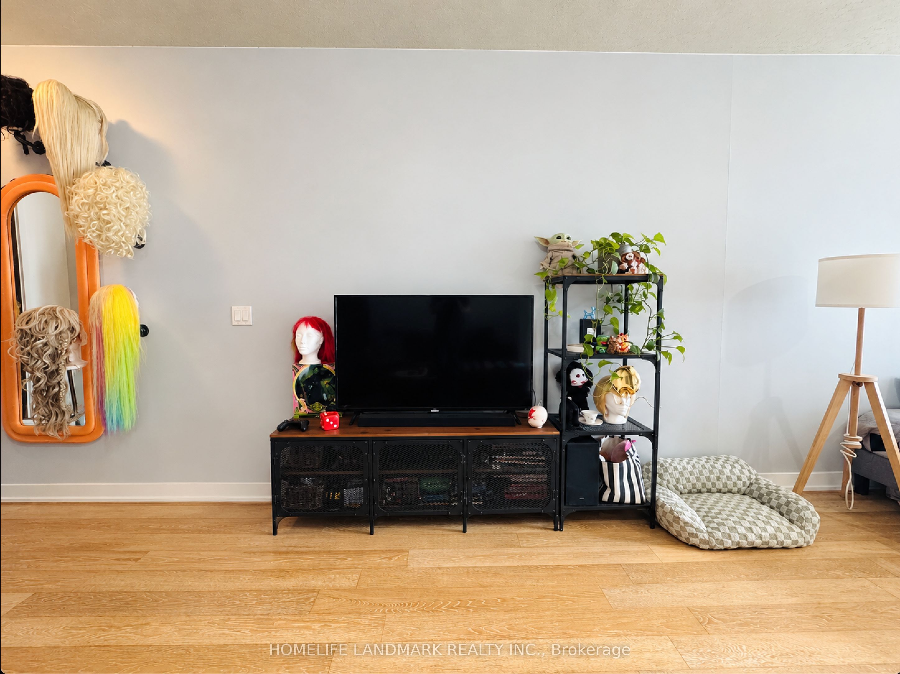 1190 Dundas Street Avenue 409, Toronto, ON M4M 2T1 photo 2