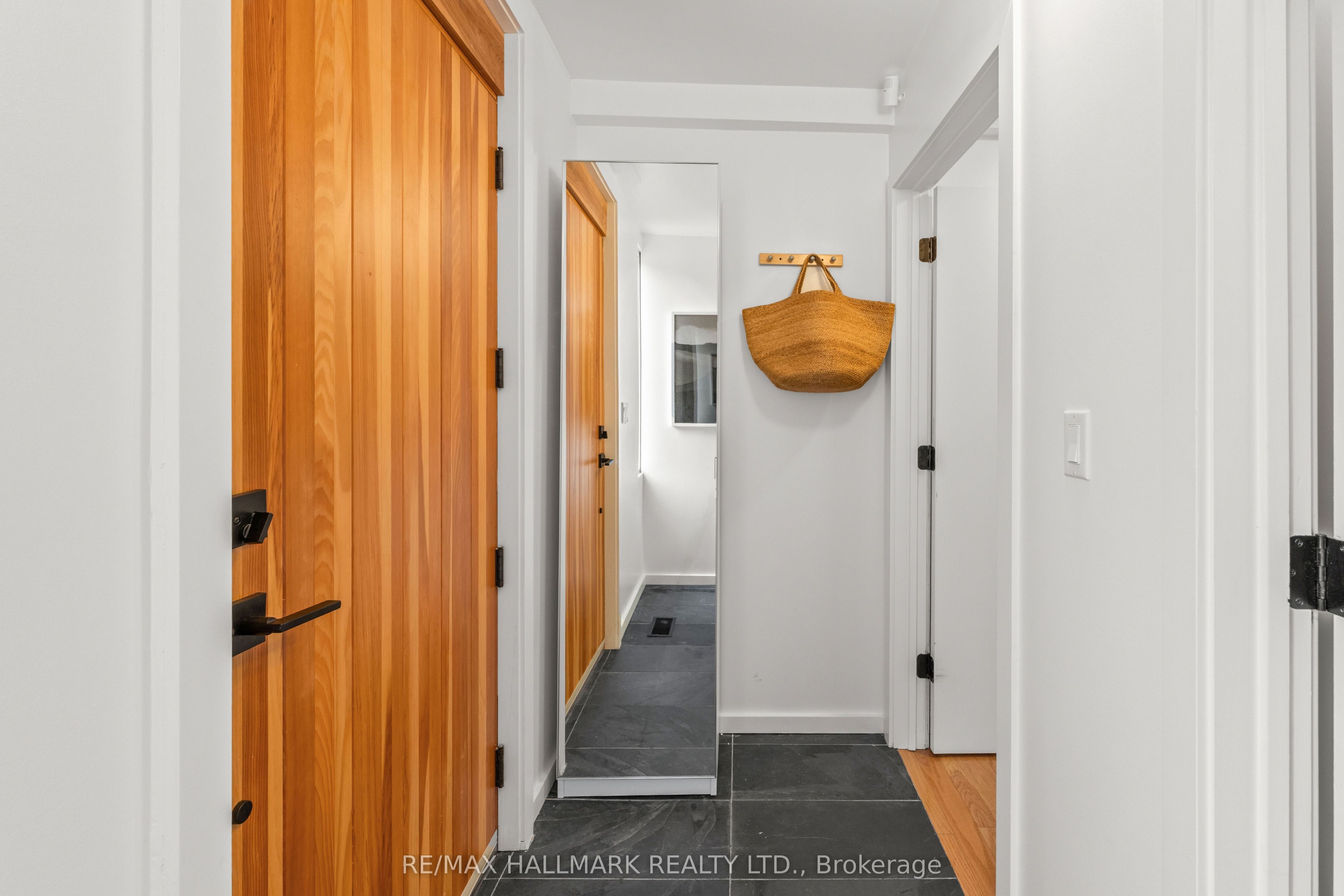 92 Chisholm Avenue, Toronto, ON M4C 4V5 photo 2