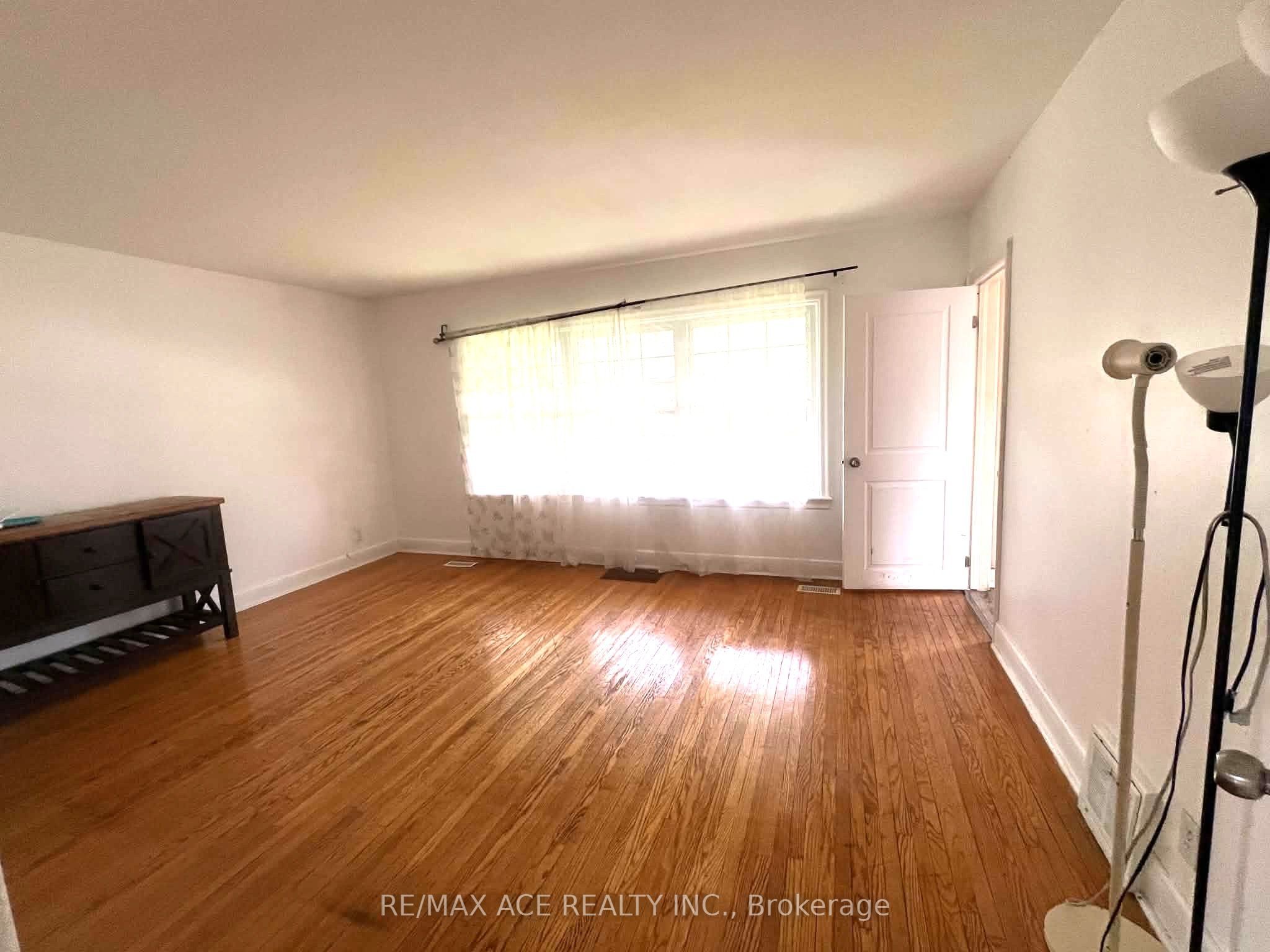 4 Jeanette Street Main, Toronto, ON M1M 3G1 photo 3