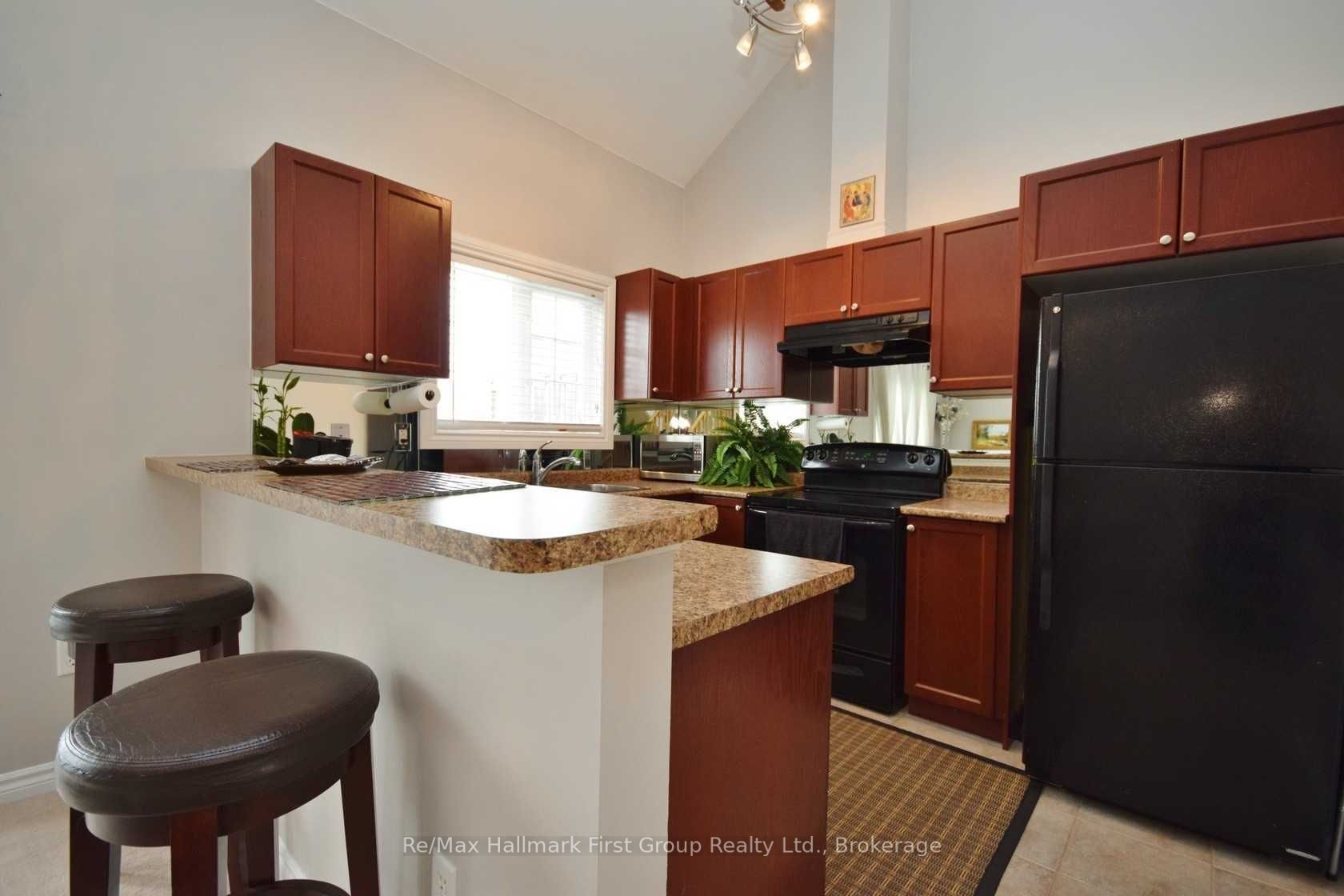 44 Wicker Park Way, Whitby, ON L1R 0E1 photo 2