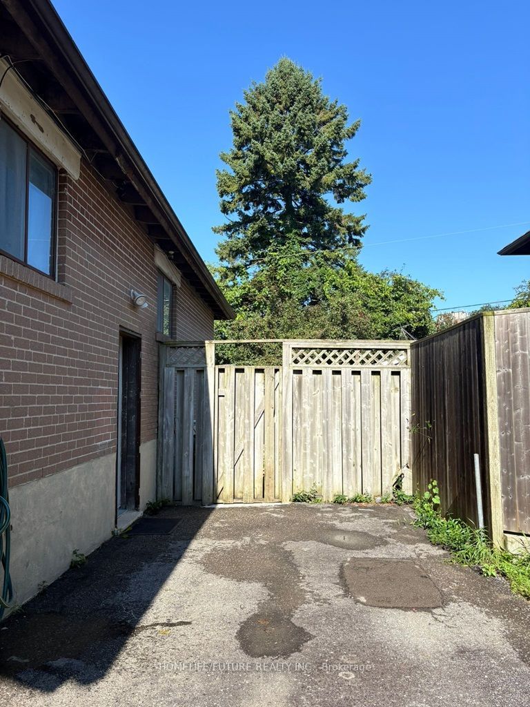 868 Chapleau Drive Bsmt, Pickering, ON L1W 1P4 photo 2