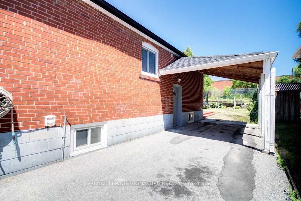 111 Ellington Drive Main, Toronto, ON M1R 3Y2 photo 3