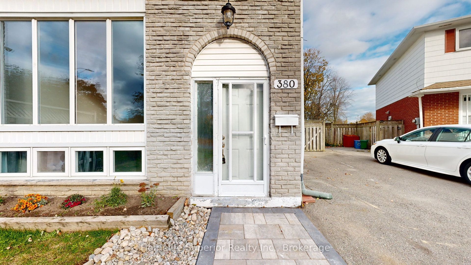 380 Vancouver Crescent, Oshawa, ON L1J 5X9 photo 2