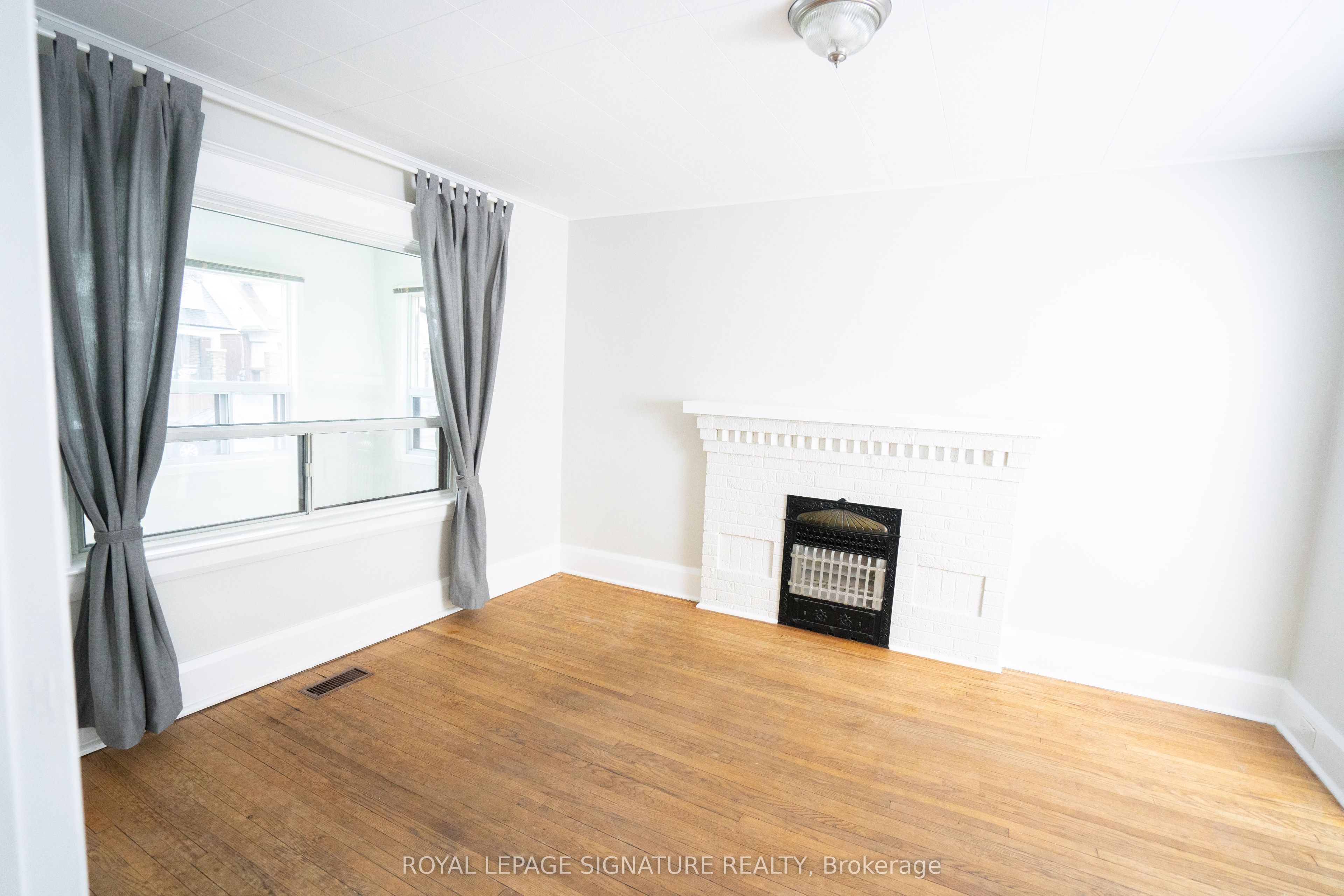 393 Milverton Boulevard Upper, Toronto, ON M4J 1W1 photo 3