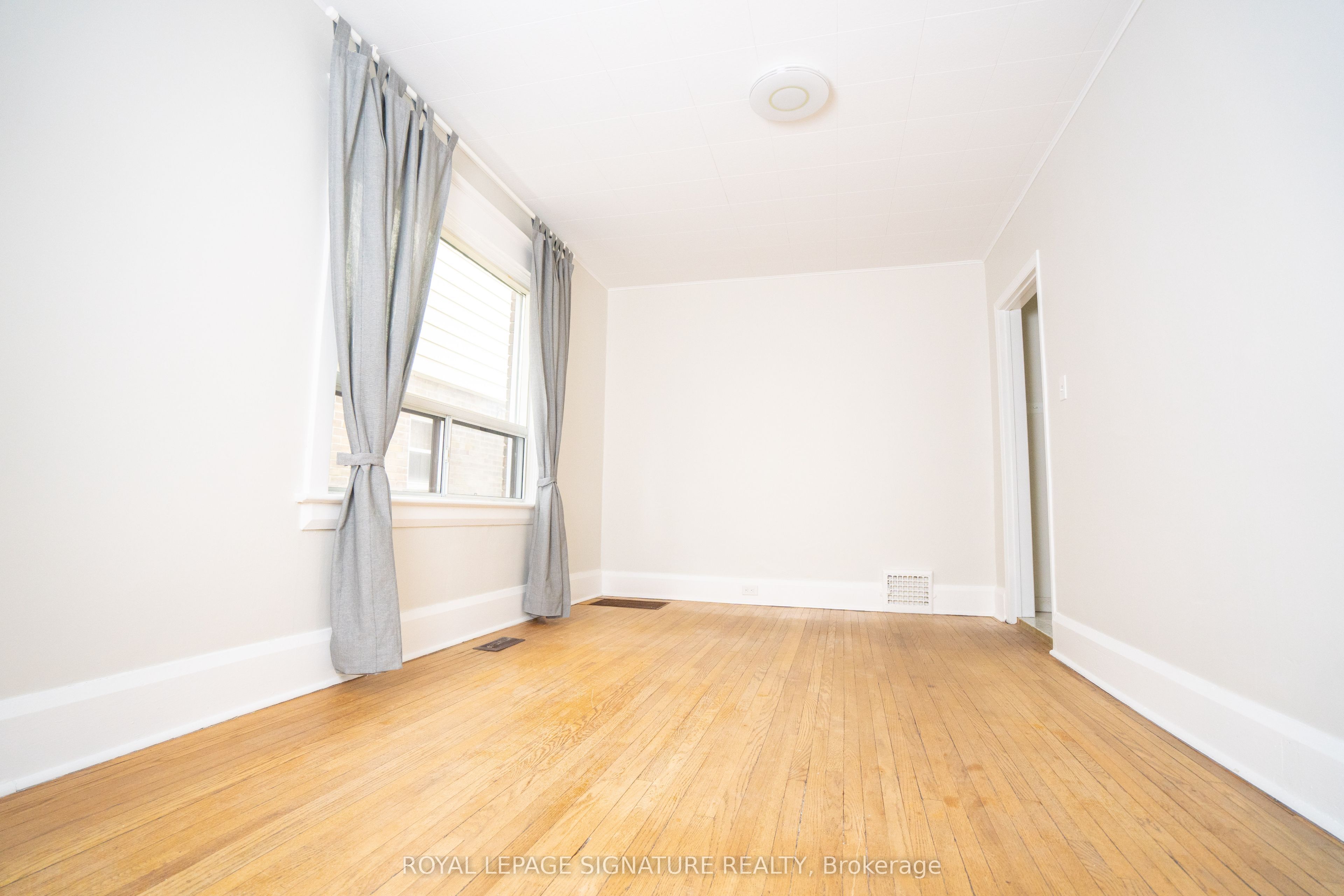393 Milverton Boulevard Upper, Toronto, ON M4J 1W1 photo 4