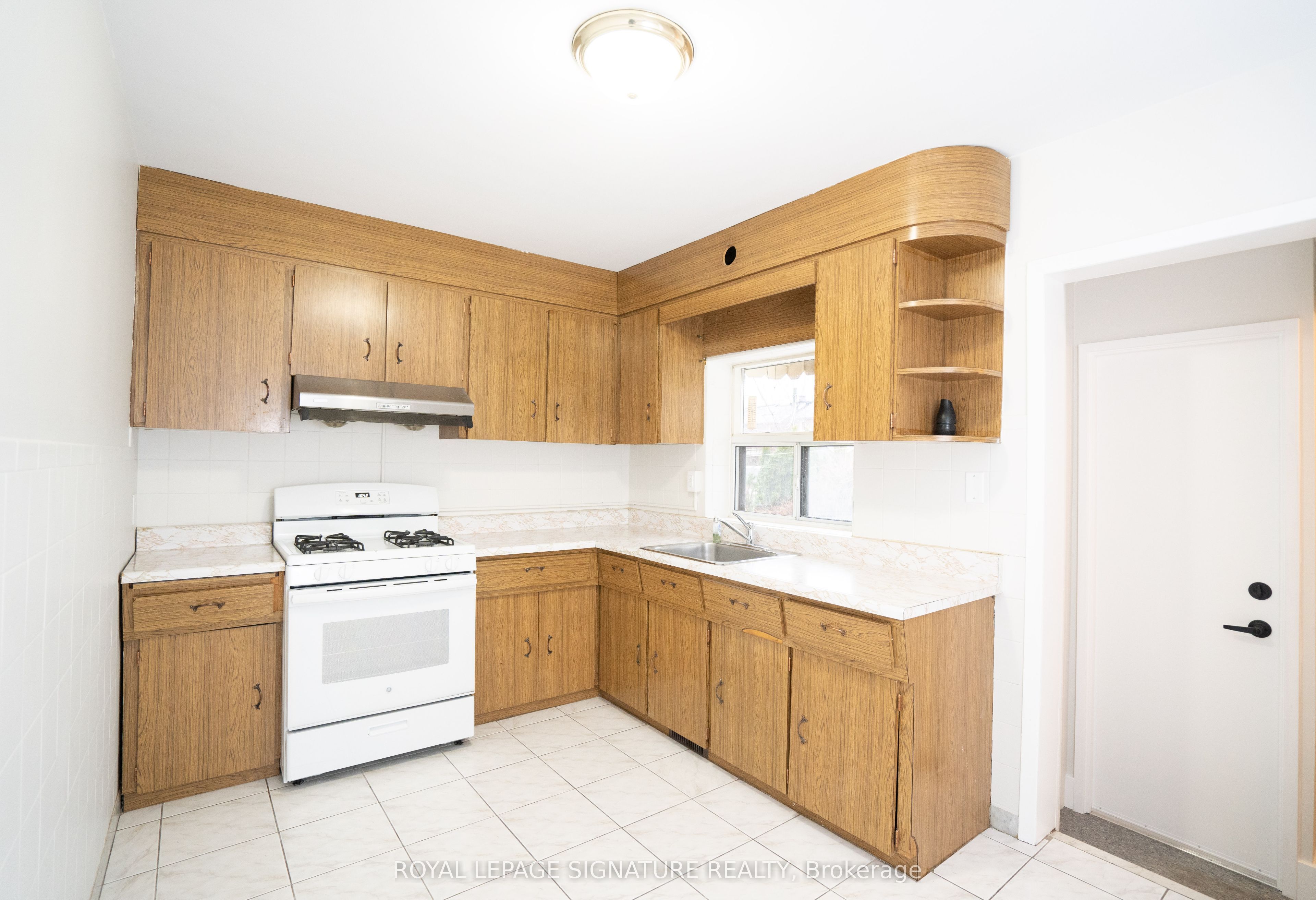 393 Milverton Boulevard Upper, Toronto, ON M4J 1W1 photo 5