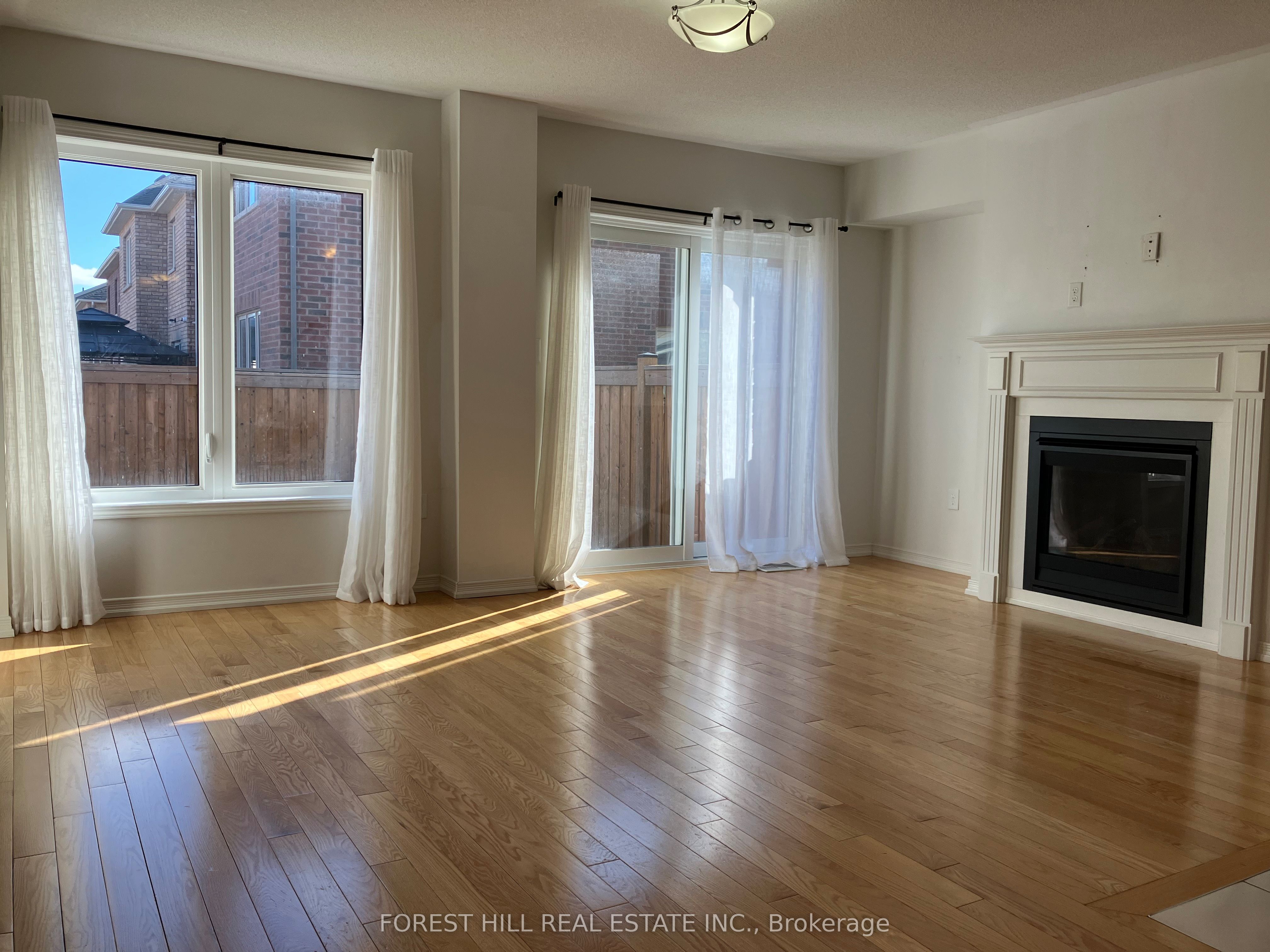 2448 Equestrian Crescent, Oshawa, ON L1H 7K4 photo 4