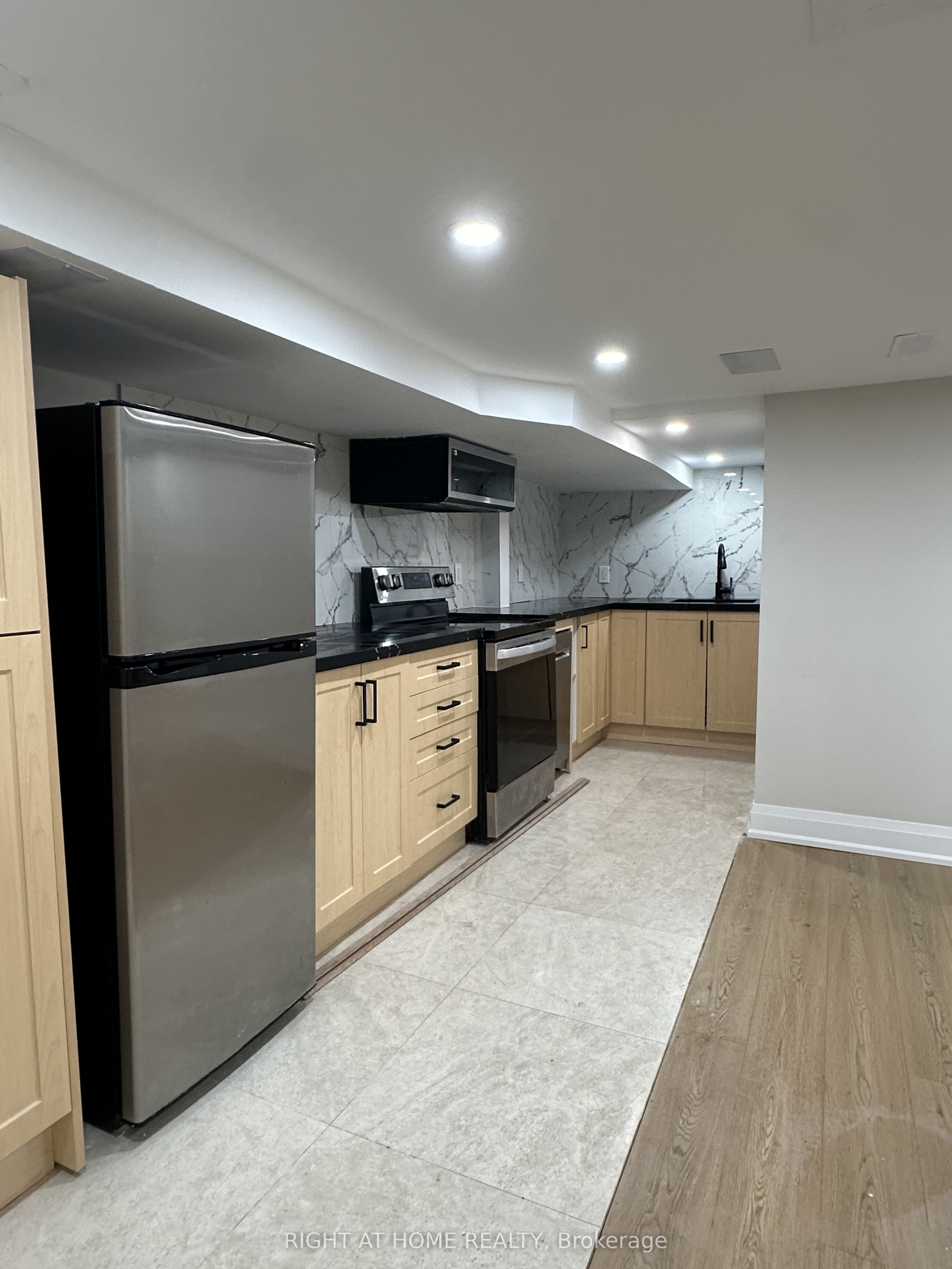 16 Glenside Avenue, Toronto, ON M4L 2T5 photo 2