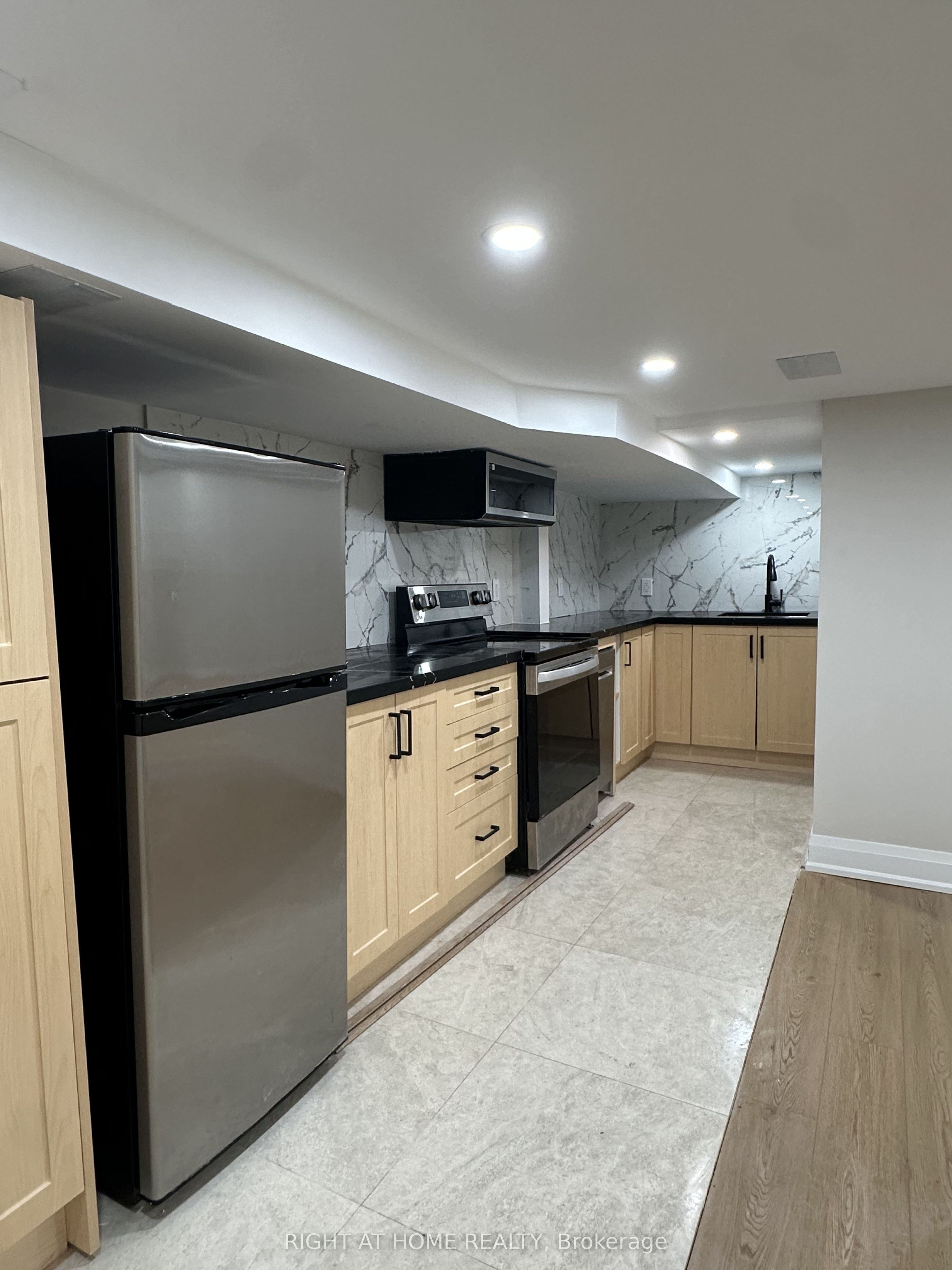 16 Glenside Avenue, Toronto, ON M4L 2T5 photo 3
