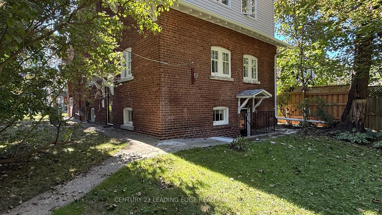 68 Hollywood Crescent Basement, Toronto, ON M4L 2K5 photo 3