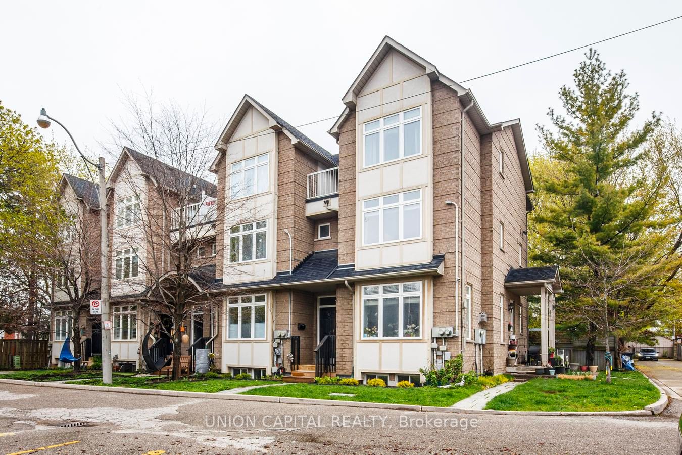 1 Bastedo Avenue 8, Toronto, ON M4C 5S7 photo 2