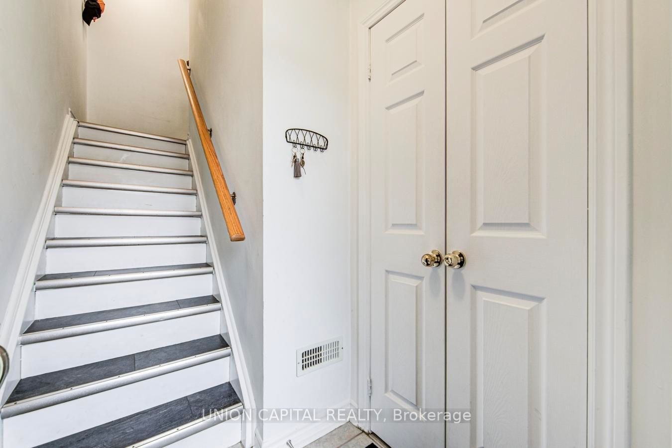 1 Bastedo Avenue 8, Toronto, ON M4C 5S7 photo 4