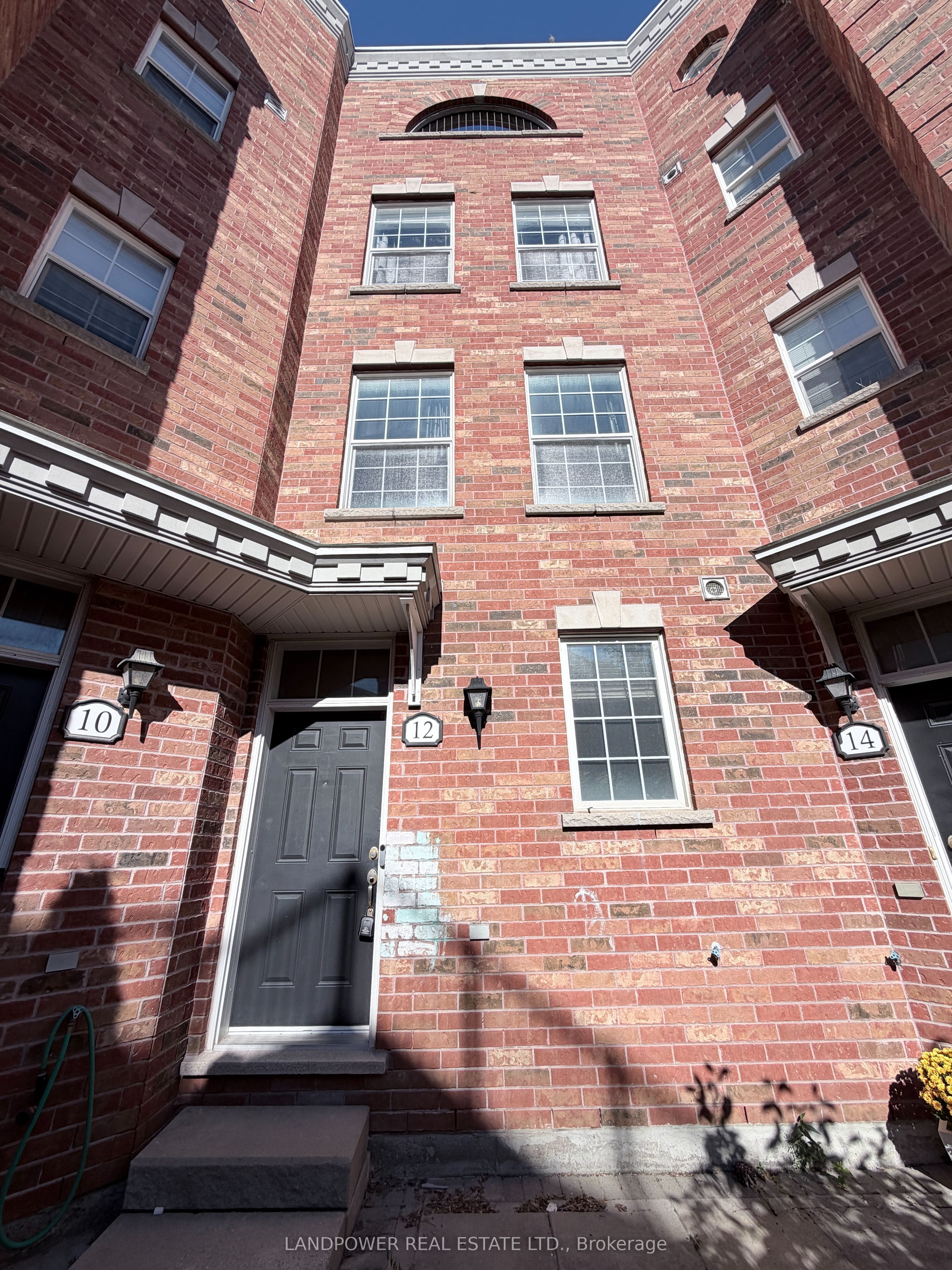 12 Fairhead Mews, Toronto, ON M4E 3Y4