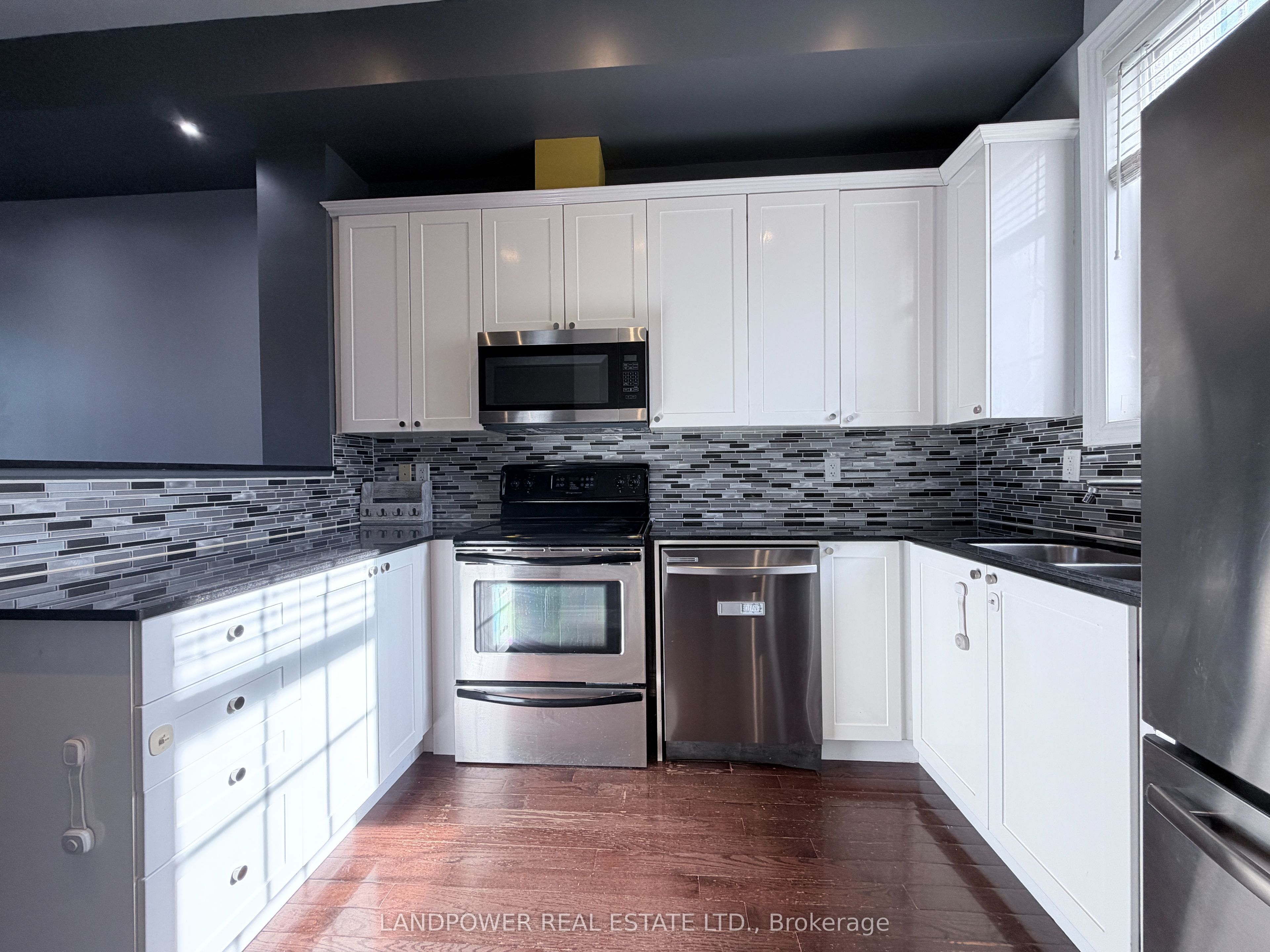 12 Fairhead Mews, Toronto, ON M4E 3Y4 photo 2