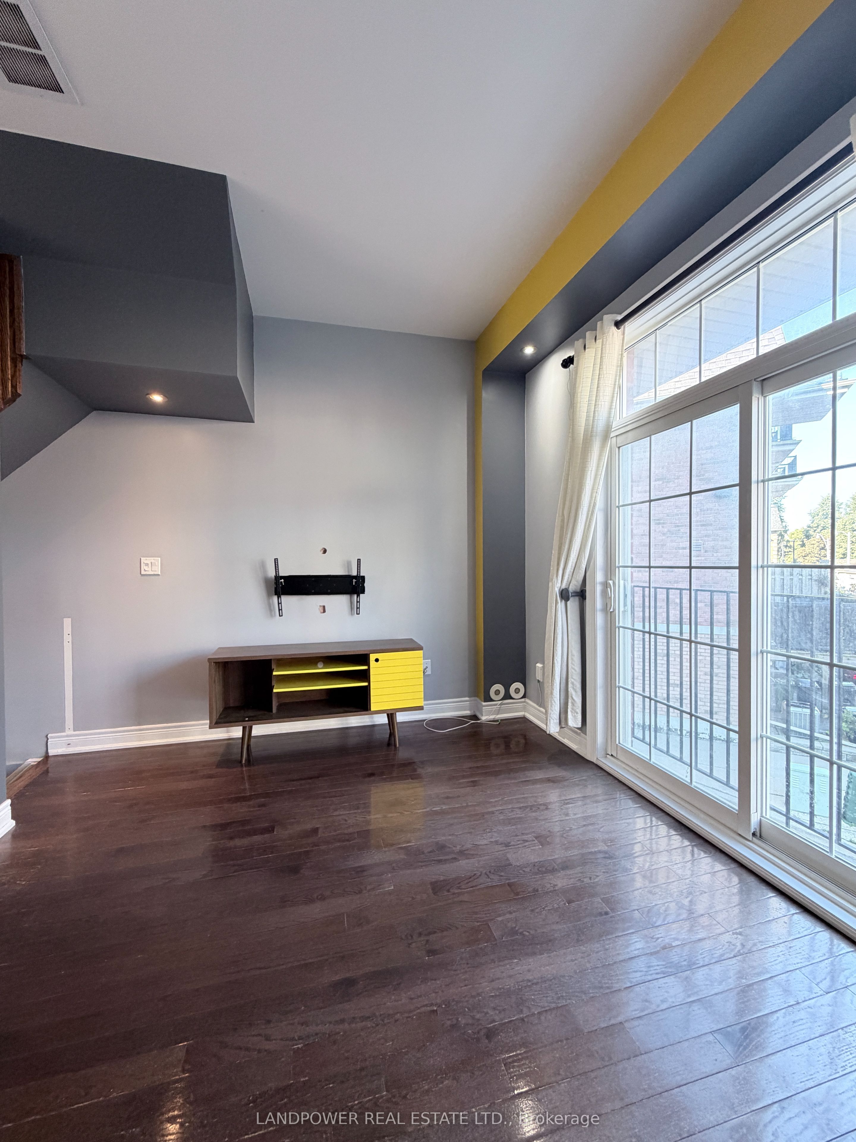 12 Fairhead Mews, Toronto, ON M4E 3Y4 photo 3