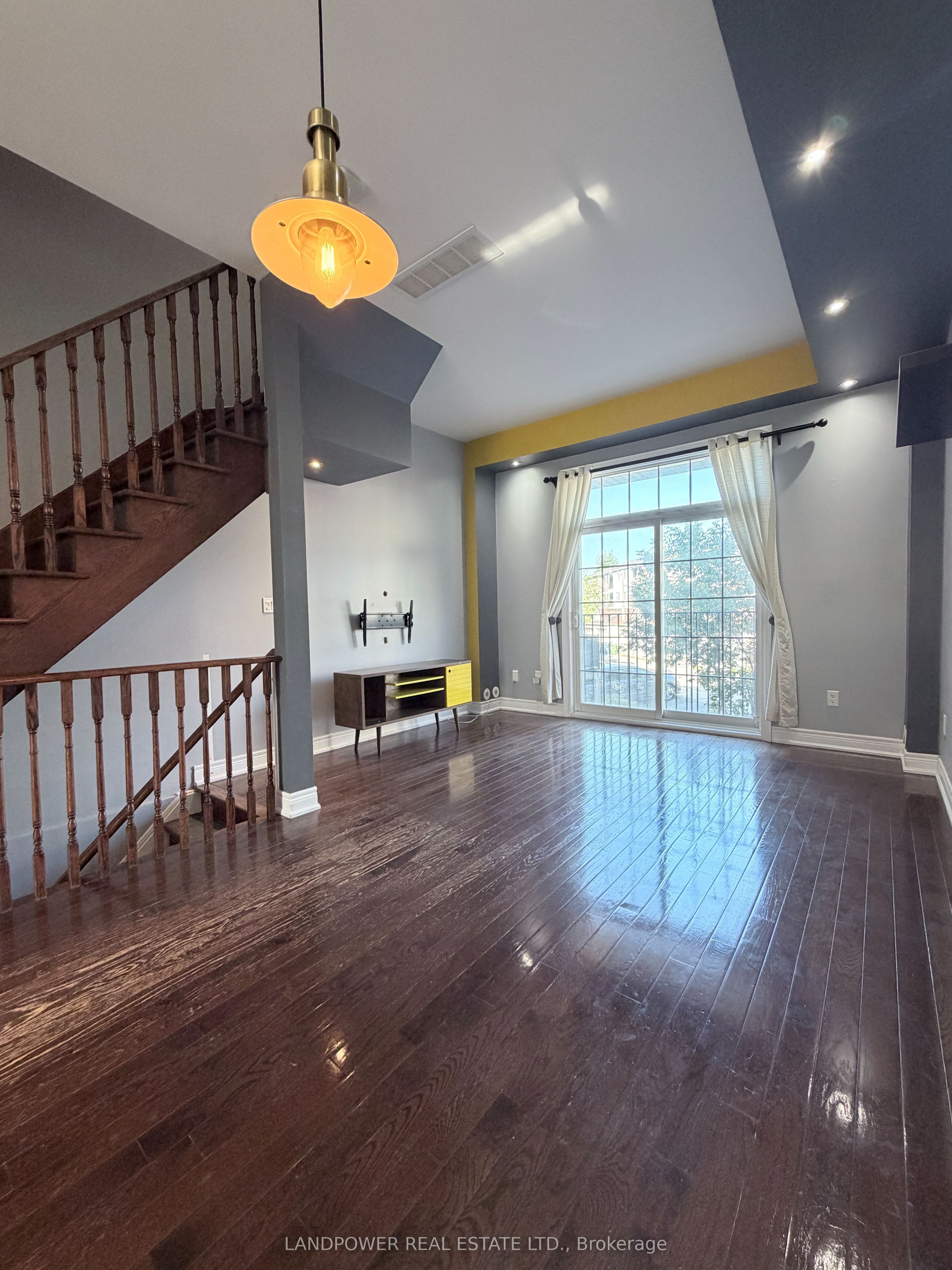 12 Fairhead Mews, Toronto, ON M4E 3Y4 photo 5